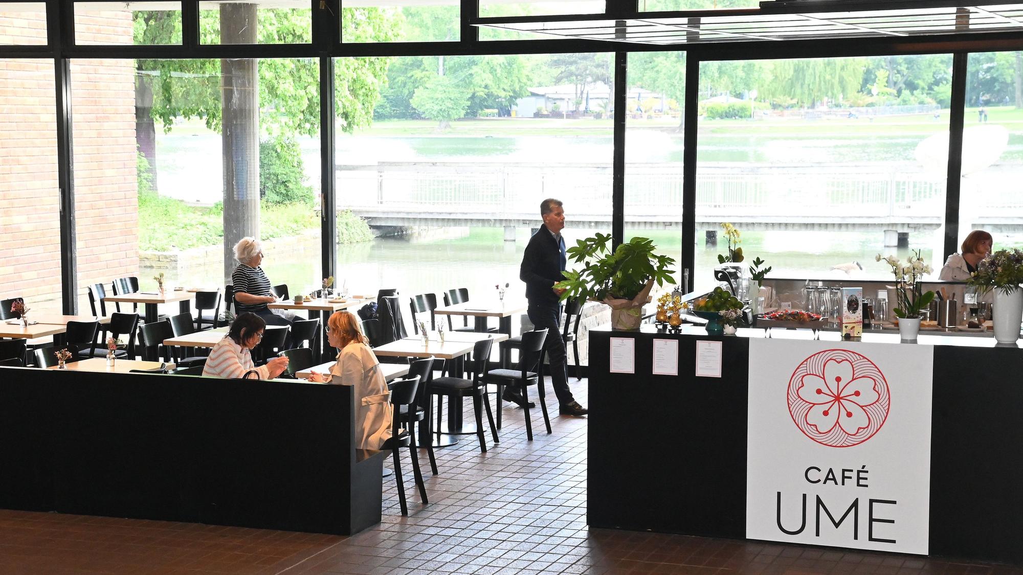 Gäste können im Museumsfoyer mit Blick auf den Aachener Weiher einkehren.