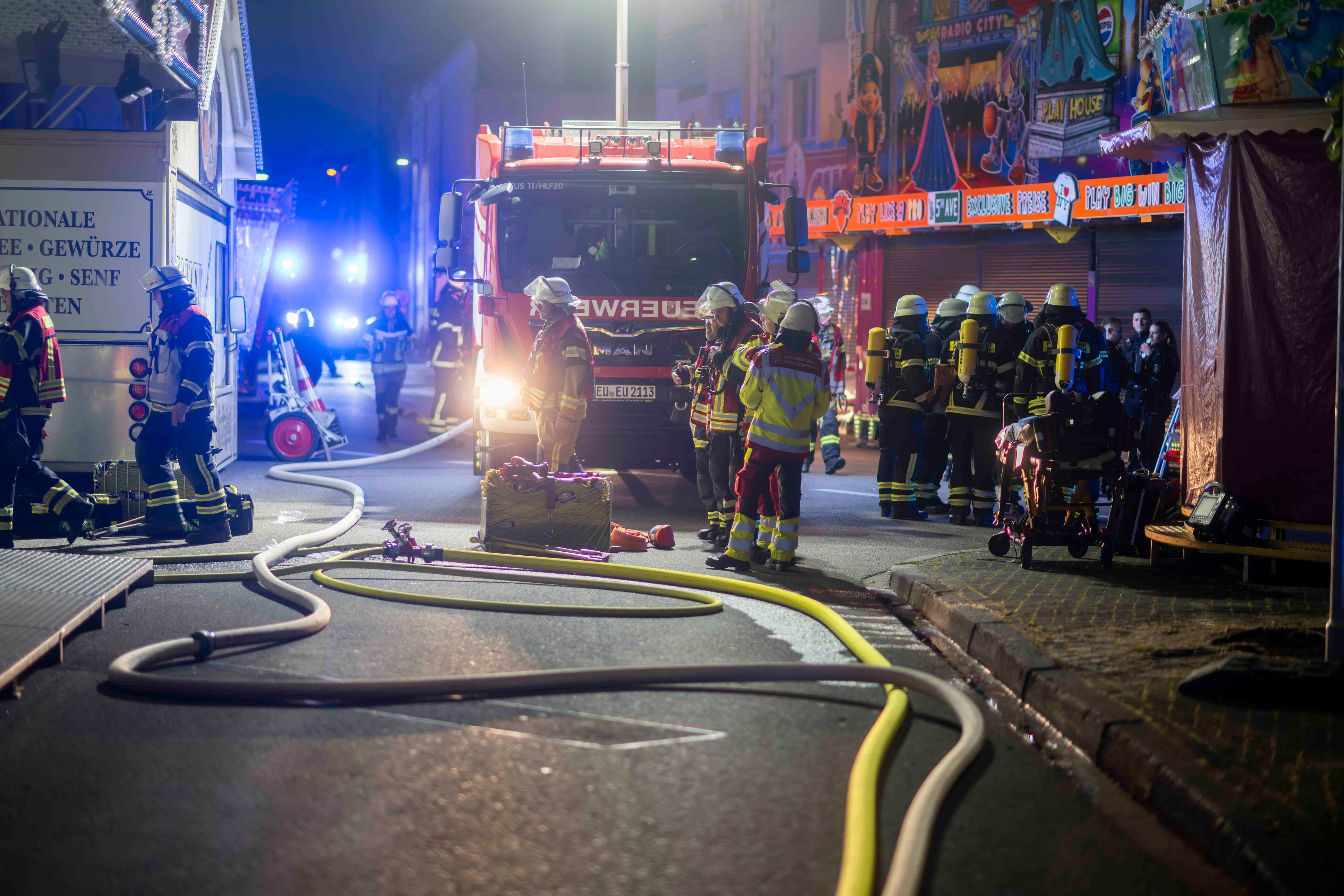 Das Bild zeigt die Feuerwehr am Einsatzort.
