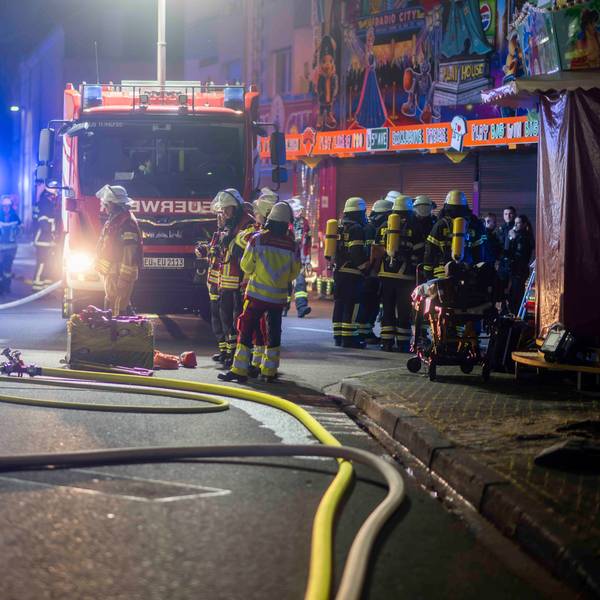 Das Bild zeigt die Feuerwehr am Einsatzort.