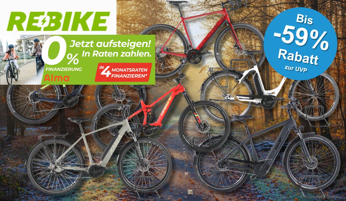 Mehrere refurbished E-Mountainbikes verschiedener Marken – darunter Cube, Corratec und Conway – vor alpiner Bergkulisse mit Wald und Felsen. Oben links das Rebike-Logo, oben rechts ein blauer Kreis mit der Aufschrift „Bis -59% Rabatt zur UVP". Die Bikes sind in verschiedenen Farben – hellblau, weiß, rot, blau und schwarz – zu sehen und repräsentieren eine kleine Auswahl aus dem aktuellen Rebike E-MTB-Sale-Angebot.