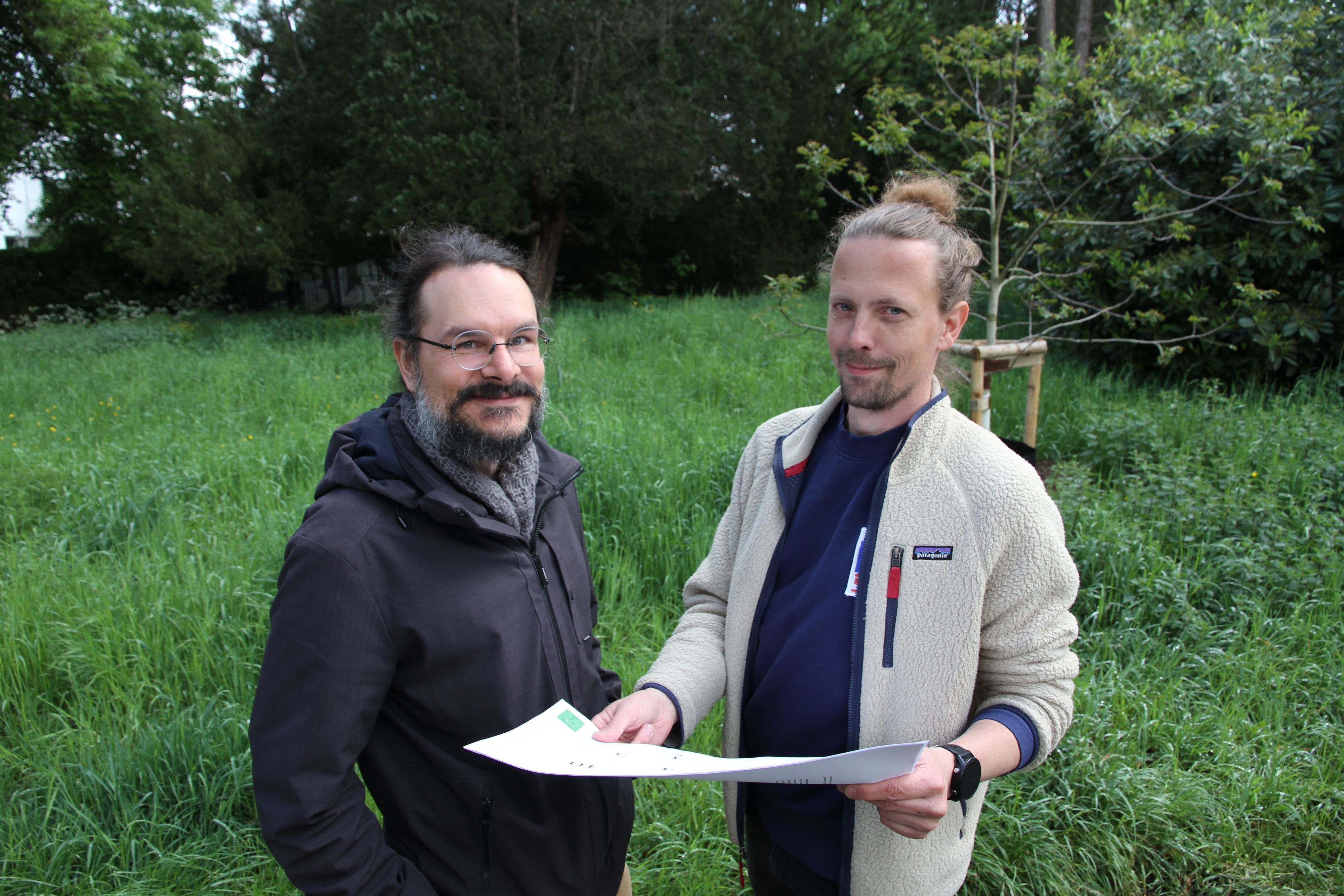 Der alte Friedhof an der Siegburger Johannesstraße wird zu einem Leisepark umgestaltet, Fabian Löbach (links) Leiter des städtischen Planungsamts und Projektleiter Kjell Nickmann