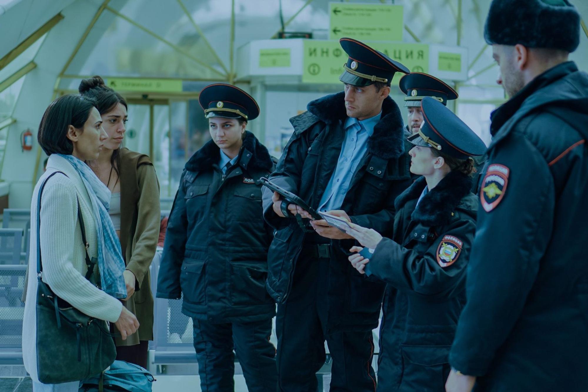 Man will nicht in ihrer Haut stecken: Orna (Liraz Chamami, links) und Gali (Talia Lynne Ronn)werden von russischen Polizisten festgenommen. (Bild: © Apple TV / Giorgi Chekurishvili)