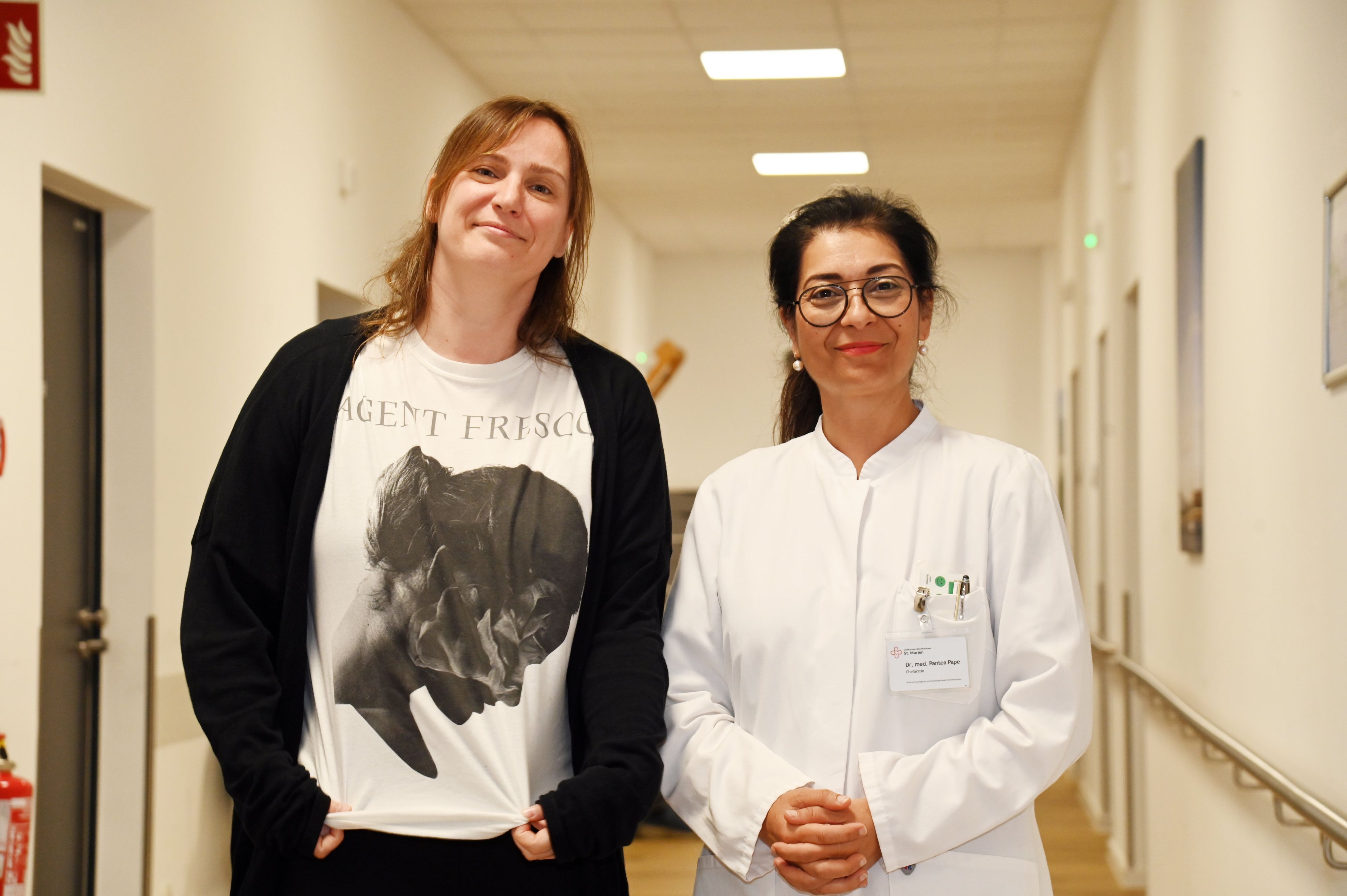 Die Neurologin Pantea Pape (l.) macht ihrer Schlaganfallpatientin Kathrin Wendt Mut: „Sie haben Ziele, und das ist eine sehr wichtige Ressource für eine gute Heilungs-Prognose.“