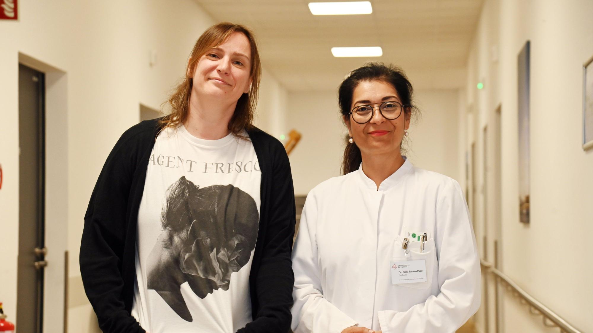Die Neurologin Pantea Pape (l.) macht ihrer Schlaganfallpatientin Kathrin Wendt Mut: „Sie haben Ziele, und das ist eine sehr wichtige Ressource für eine gute Heilungs-Prognose.“