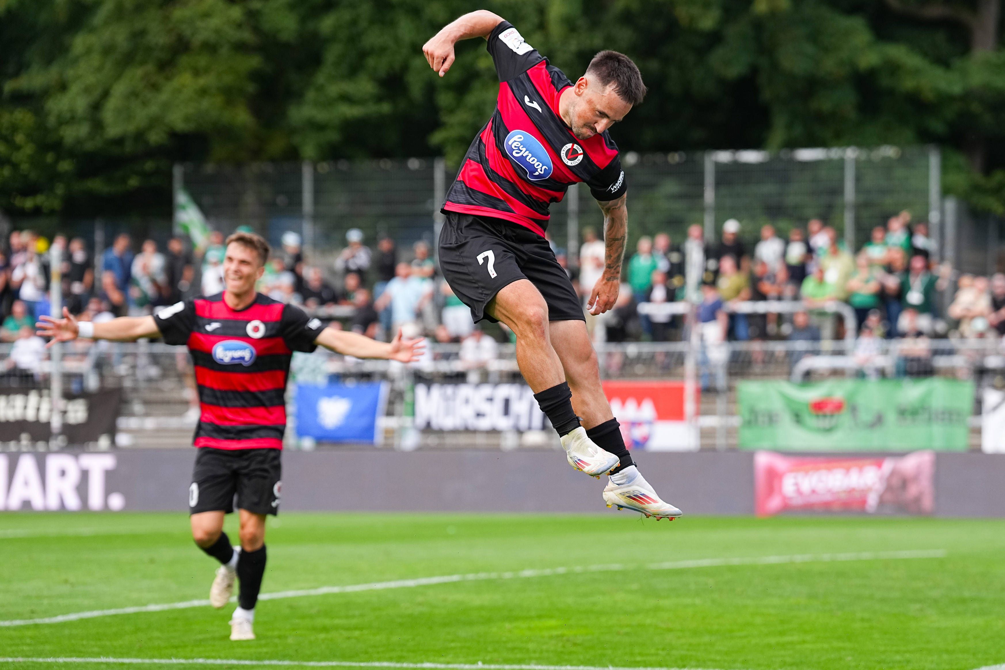 03.08.2025, xydrx, Fußball, 3.Liga, Viktoria Köln - FC Schweinfurt 05, Saison 2025 2026, Sportpark Höhenberg: Torjubel nach dem Tor zum 2:0 für Viktoria Köln durch Torschütze Simon Handle Viktoria Köln 7 DFB regulations prohibit any use of photographs as image sequences and or quasi-video. Nordrhein-Westfahlen Deutschland *** 03 08 2025, xydrx, Fußball, 3 Liga, Viktoria Köln FC Schweinfurt 05, Saison 2025 2026, Sportpark Höhenberg Torjubel nach dem Tor zum 2 0 für Viktoria Köln durch Torschütze Simon Handle Viktoria Köln 7 DFB regulations prohibit any use of photographs as image sequences and or quasi video Nordrhein Westfahlen Germany