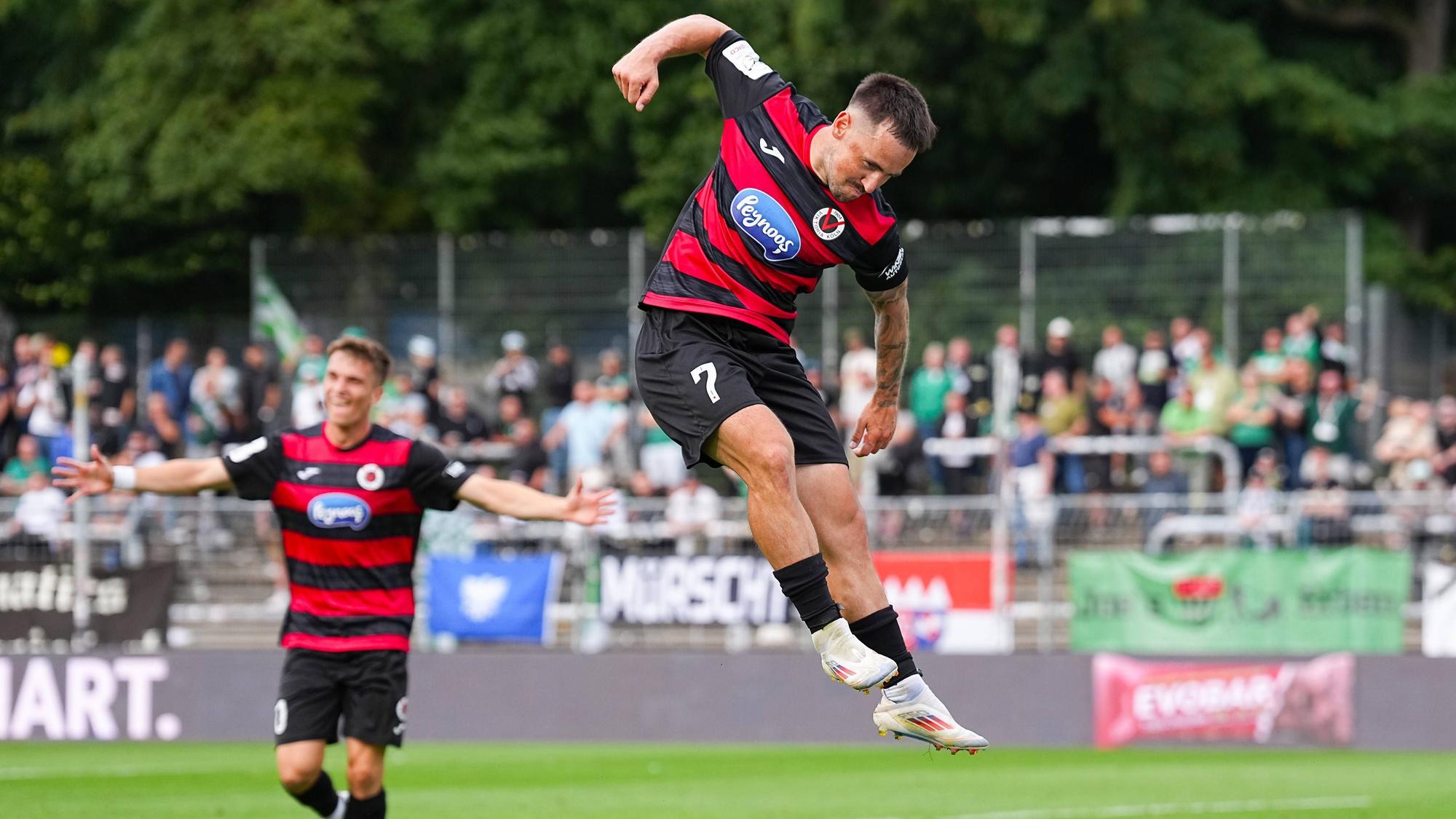 03.08.2025, xydrx, Fußball, 3.Liga, Viktoria Köln - FC Schweinfurt 05, Saison 2025 2026, Sportpark Höhenberg: Torjubel nach dem Tor zum 2:0 für Viktoria Köln durch Torschütze Simon Handle Viktoria Köln 7 DFB regulations prohibit any use of photographs as image sequences and or quasi-video. Nordrhein-Westfahlen Deutschland *** 03 08 2025, xydrx, Fußball, 3 Liga, Viktoria Köln FC Schweinfurt 05, Saison 2025 2026, Sportpark Höhenberg Torjubel nach dem Tor zum 2 0 für Viktoria Köln durch Torschütze Simon Handle Viktoria Köln 7 DFB regulations prohibit any use of photographs as image sequences and or quasi video Nordrhein Westfahlen Germany