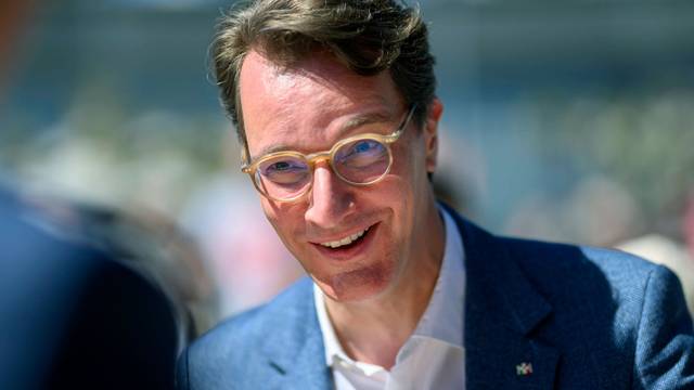 Hendrik Wüst (CDU), Ministerpräsident des Landes Nordrhein-Westfalen, lacht.