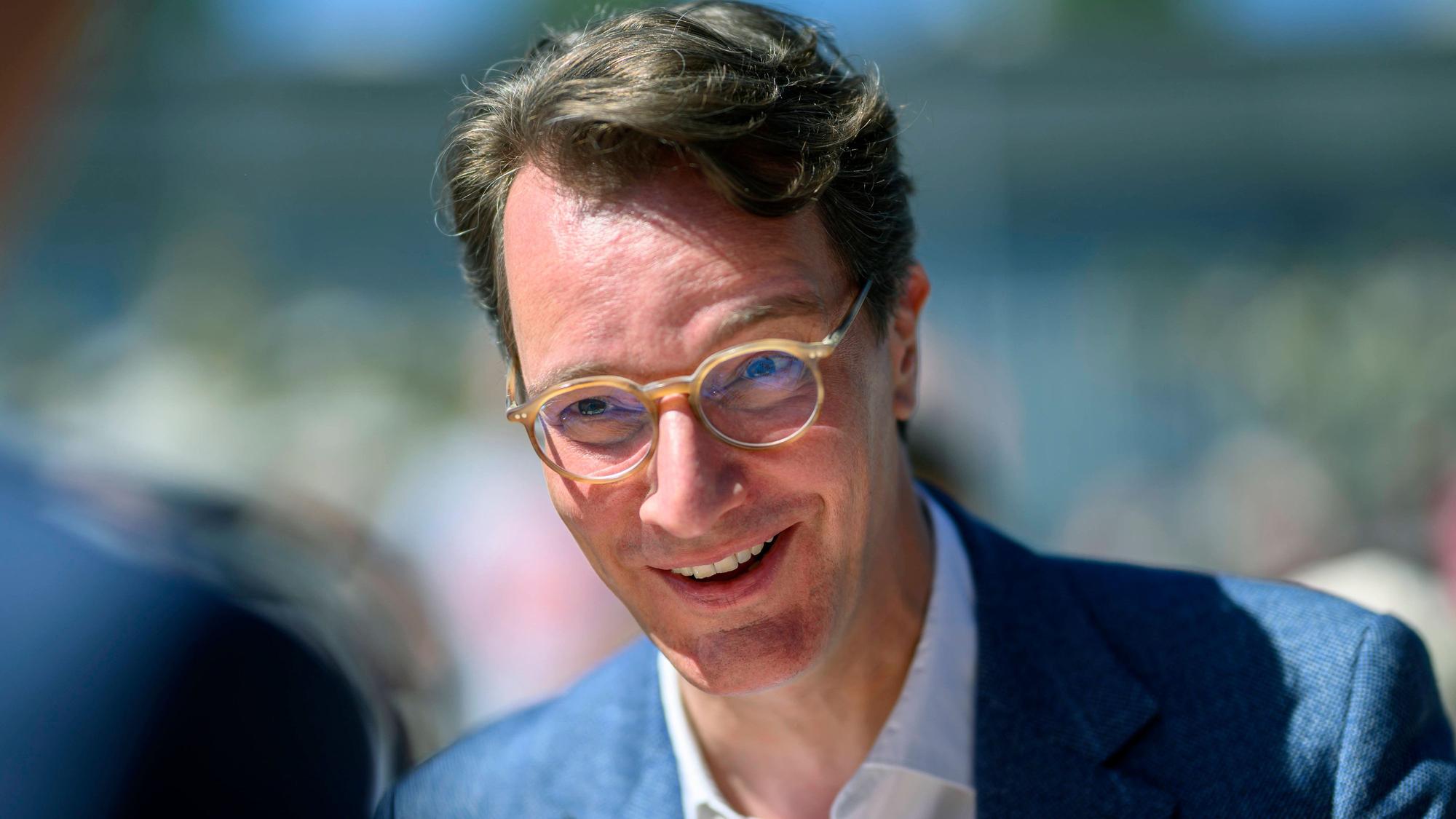 Hendrik Wüst (CDU), Ministerpräsident des Landes Nordrhein-Westfalen, lacht.