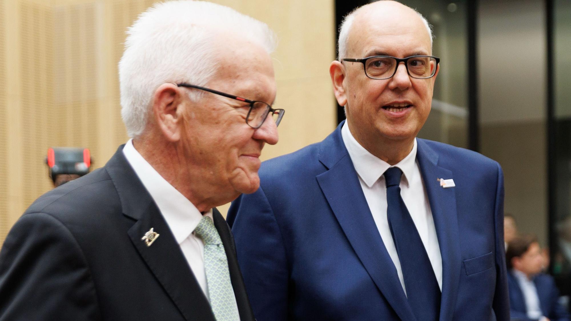 Winfried Kretschmann (Grüne, l.), Ministerpräsident von Baden-Württemberg, und Andreas Bovenschulte (SPD), Bürgermeister von Bremen und Bundesratspräsident.