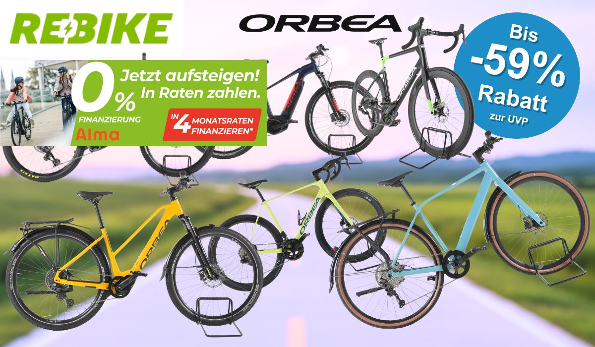 Sechs refurbished Orbea-Fahrräder und E-Bikes unterschiedlicher Kategorien – darunter ein E-Mountainbike, ein Trekking-E-Bike, ein Gravelbike und ein City-Bike – vor einem unscharfen Straßen- und Landschaftshintergrund. Im Bild die Logos von Rebike und Orbea.