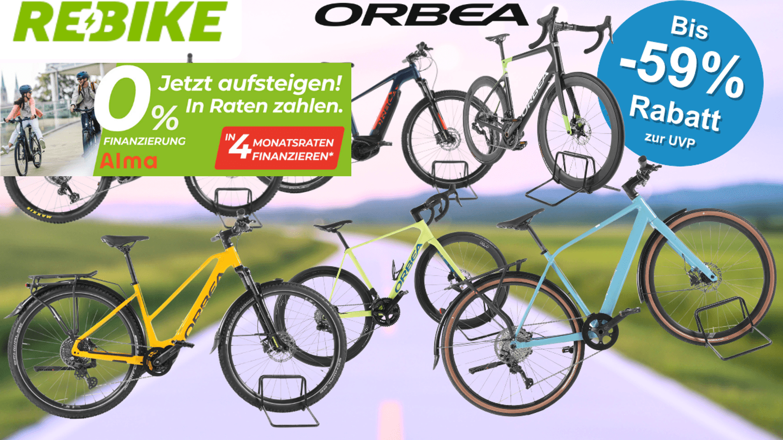 Sechs refurbished Orbea-Fahrräder und E-Bikes unterschiedlicher Kategorien – darunter ein E-Mountainbike, ein Trekking-E-Bike, ein Gravelbike und ein City-Bike – vor einem unscharfen Straßen- und Landschaftshintergrund. Im Bild die Logos von Rebike und Orbea.
