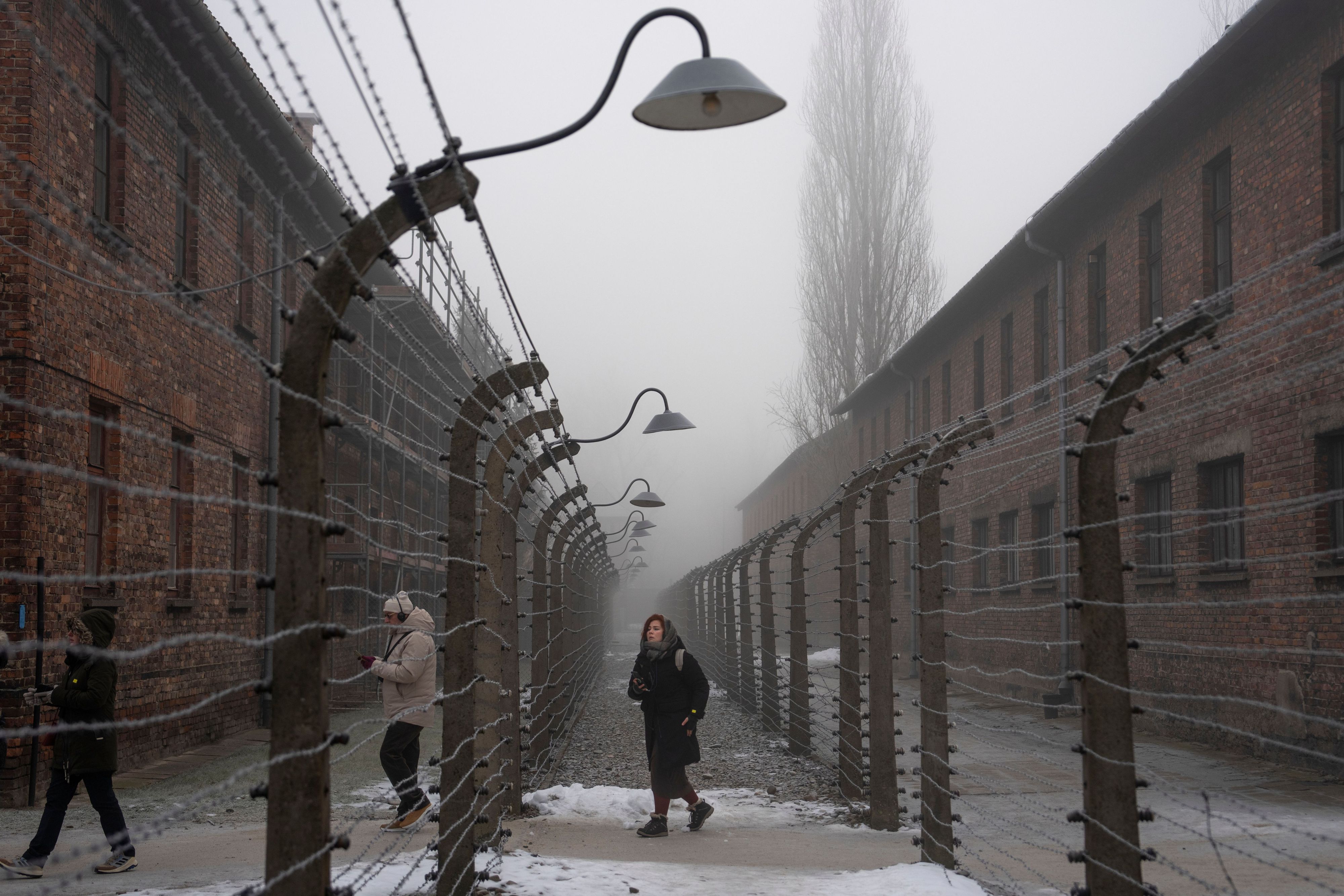 Menschen besuchen die Gedenkstätte und das Museum Auschwitz-Birkenau.