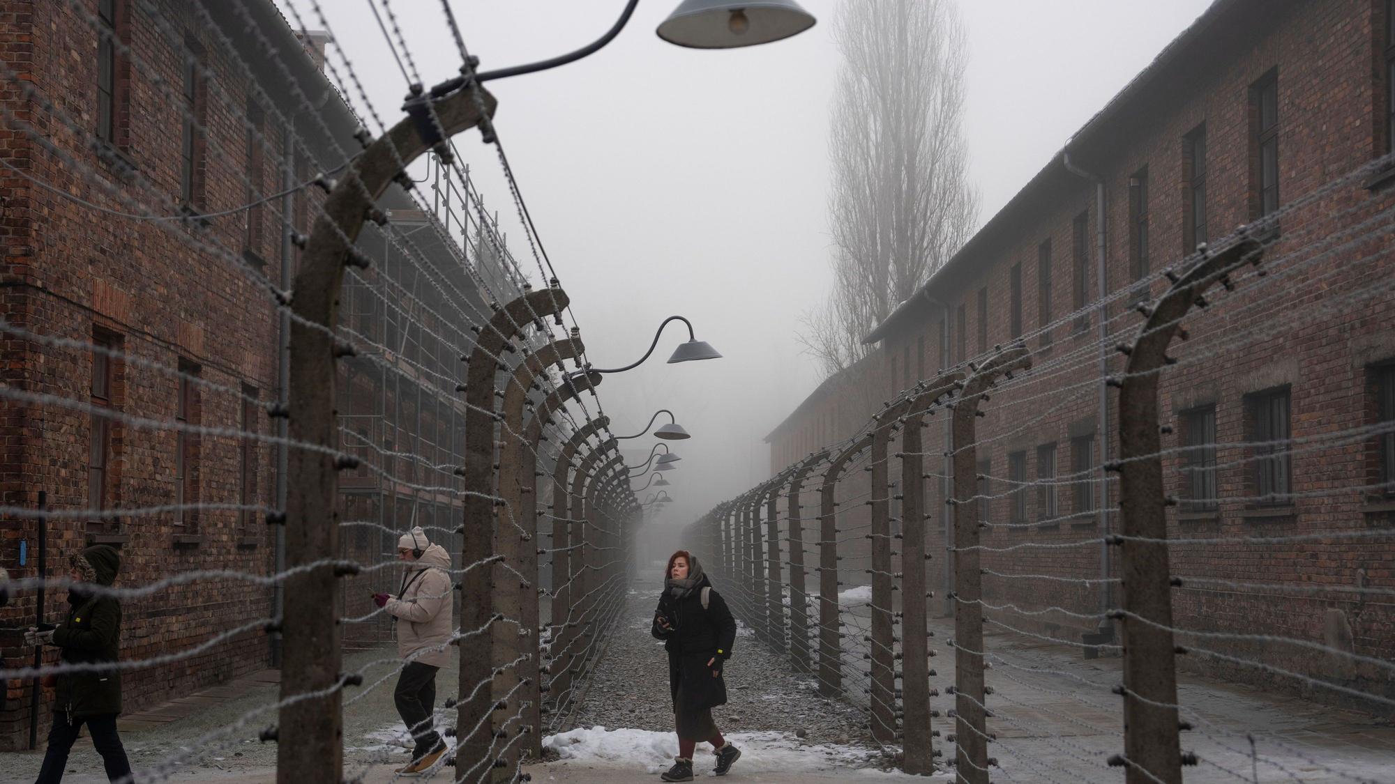 Menschen besuchen die Gedenkstätte und das Museum Auschwitz-Birkenau.