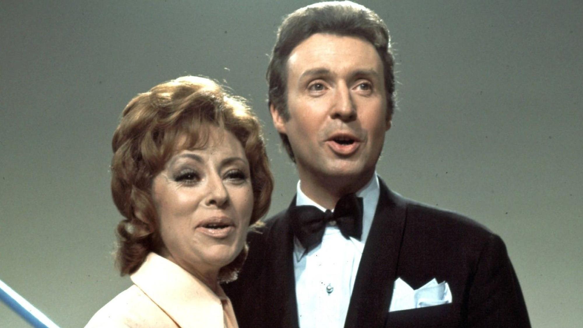 Caterina Valente und Peter Alexander singen zusammen.