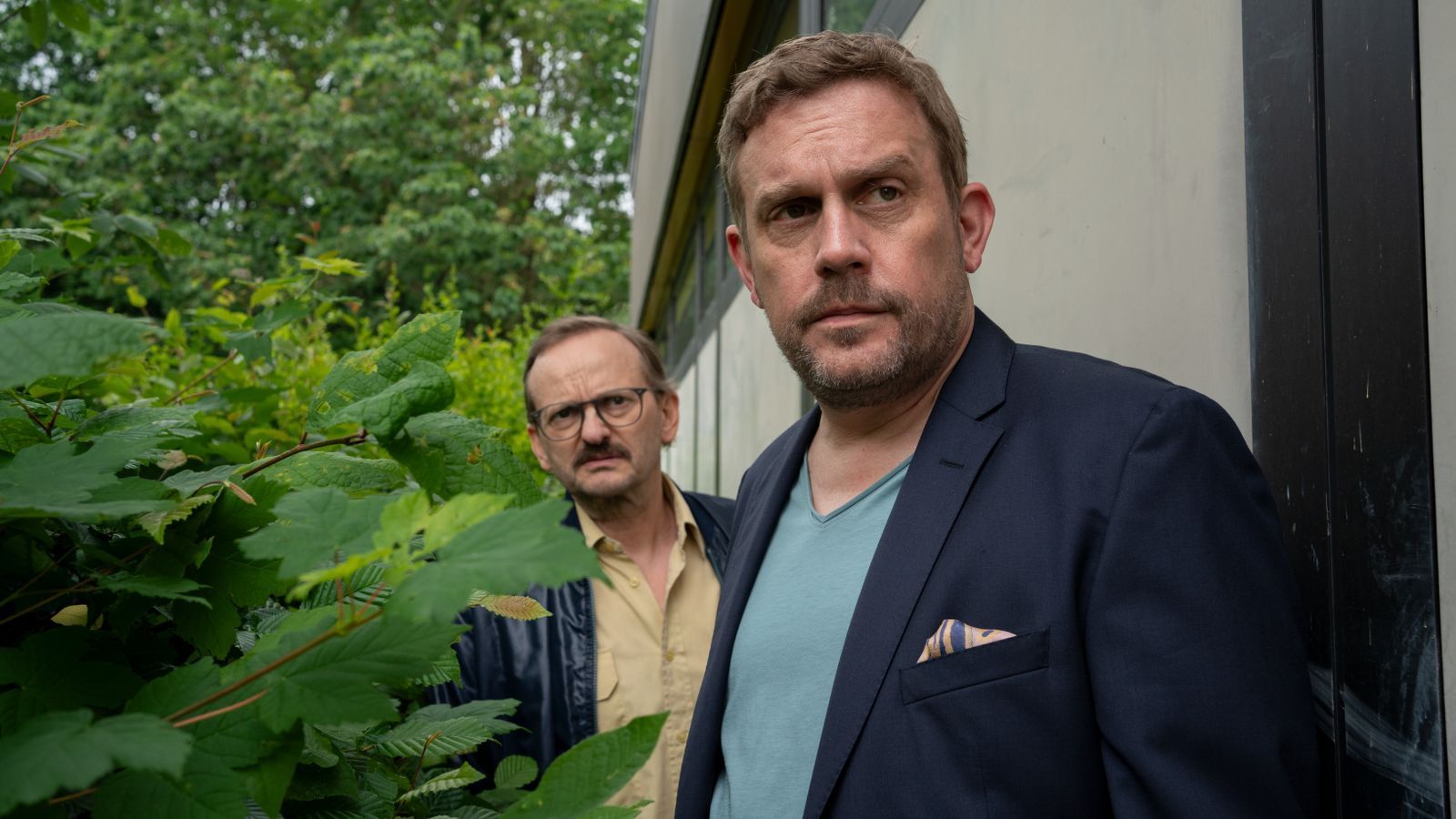 Bei den Ermittlungen droht der zurückhaltende Danowski (Milan Peschel, h.) immer wieder von dem selbstverliebten Fallanalytiker Martin Gaitner (Sebastian Bezzel) in den Hintergrund gedrängt zu werden. (Bild: ZDF/Georges Pauly)