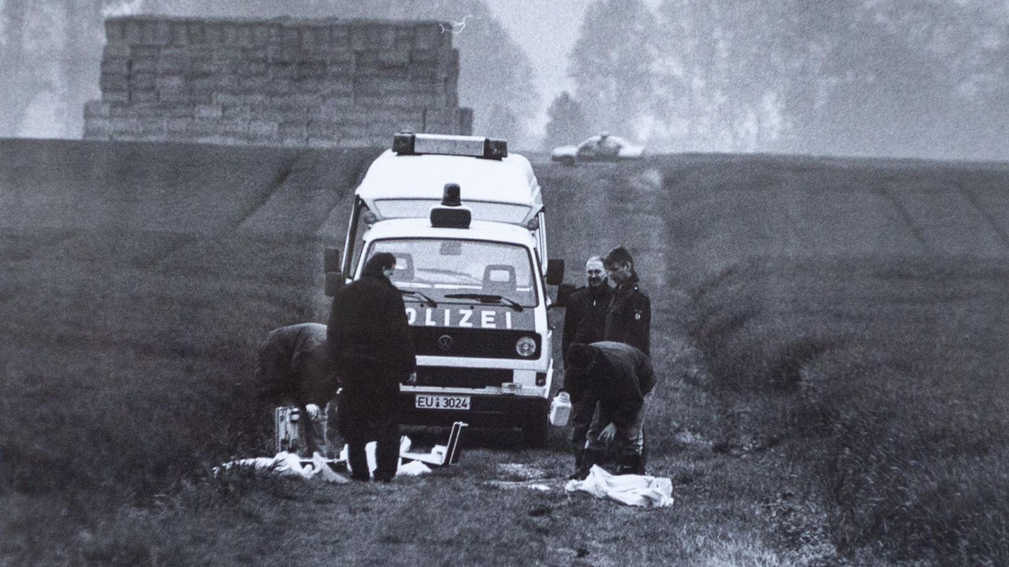 Das Bild zeigt Polizeibeamte auf dem Feldweg bei Oberwichterich.