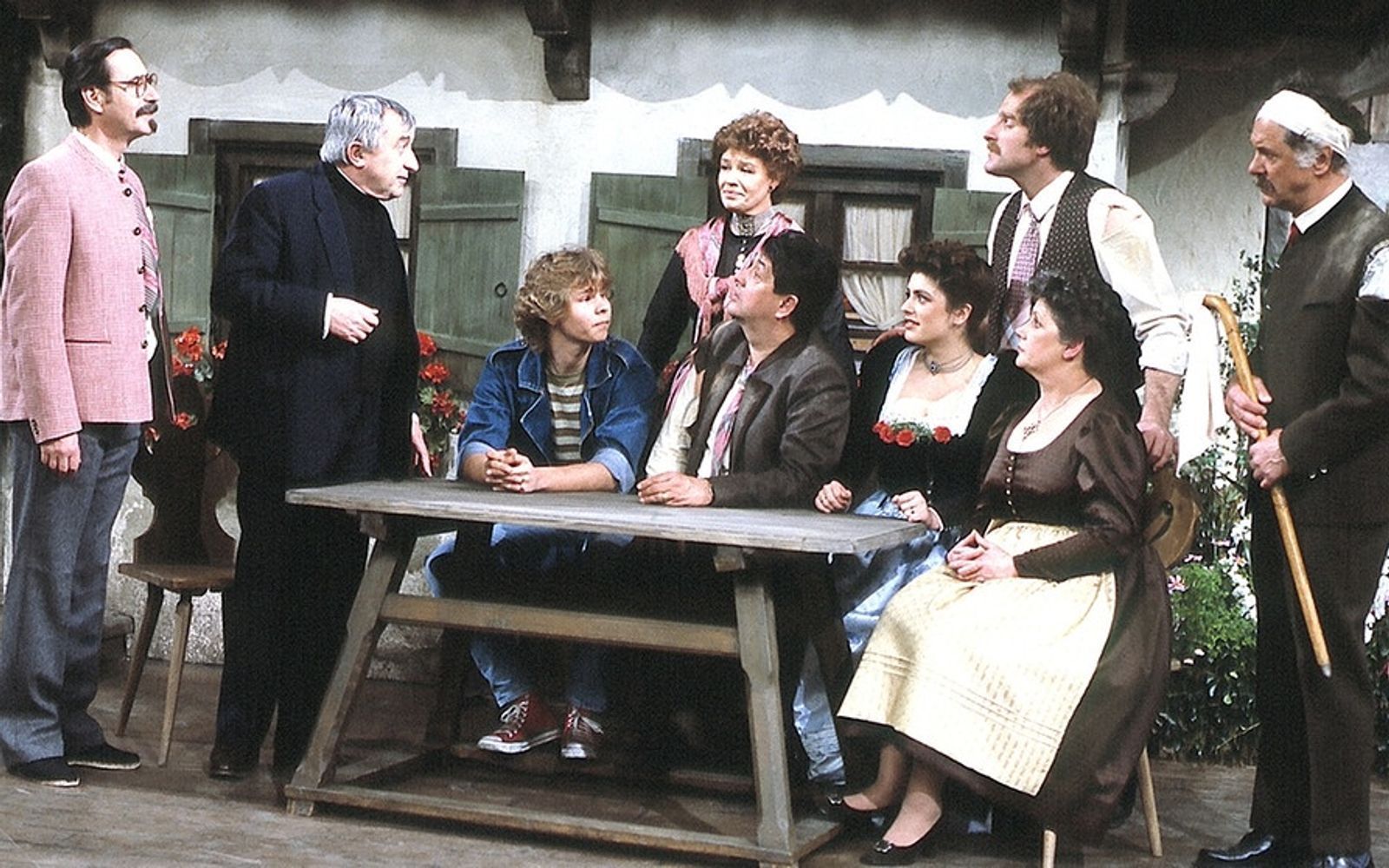Ihren ersten größeren TV-Auftritt hatte Christine Neubauer (Bild, vierte von rechts) im BR-Komödienstadel „Doppelte Moral“. (Bild: BR / Foto Sessner)