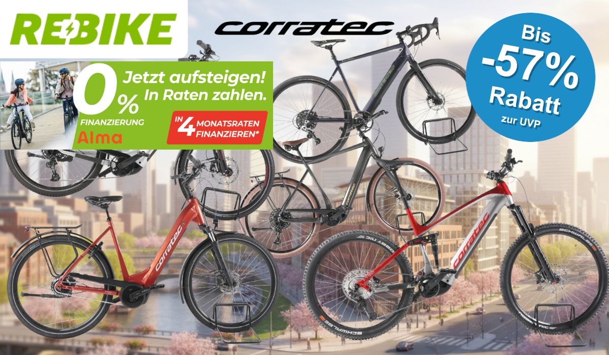 Collage mehrerer Corratec E-Bikes vor einem verschwommenen Stadtpanorama mit blühenden Kirschbäumen. Zu sehen sind fünf Fahrräder in den Farben Weiß, Rot und Dunkelgrau – darunter City- und Trekkingräder sowie ein Fully-Mountainbike. Links oben die Logos von Rebike und Corratec, rechts oben ein blauer Button mit der Aufschrift „Bis -57% Rabatt zur UVP".