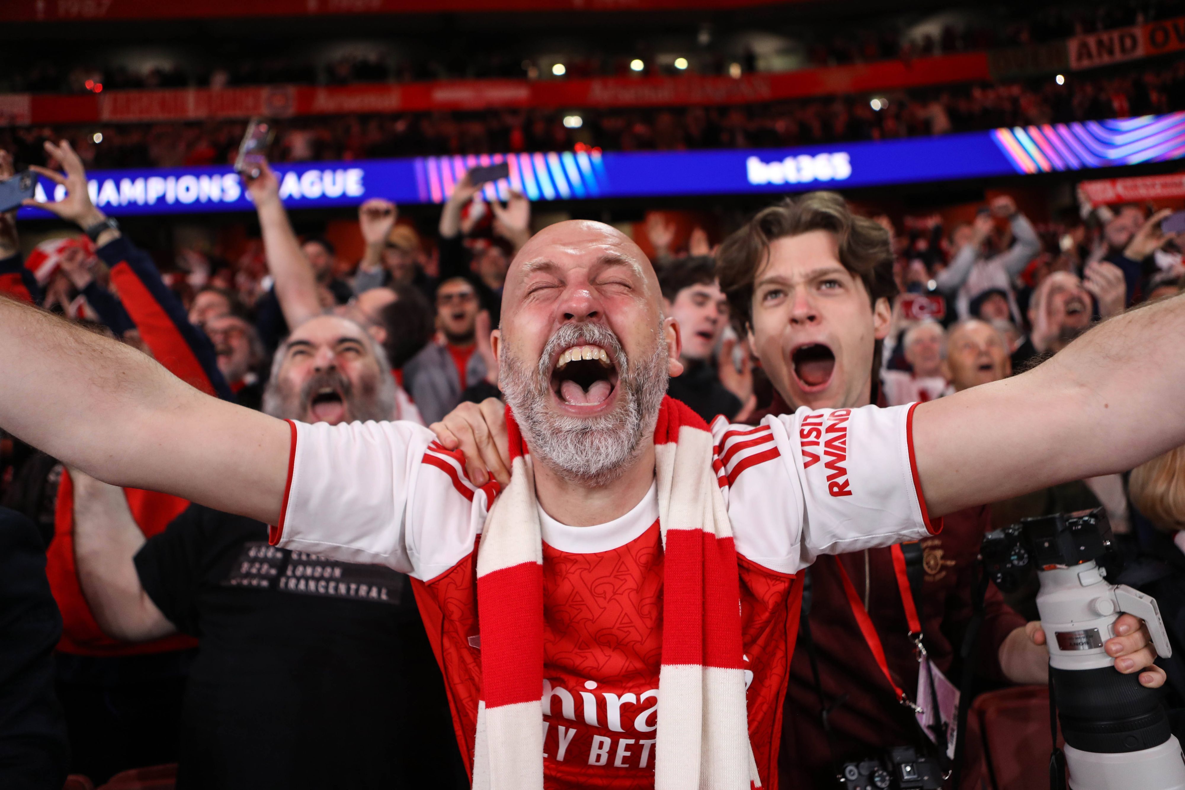 Jubelnde Fußball-Fans.