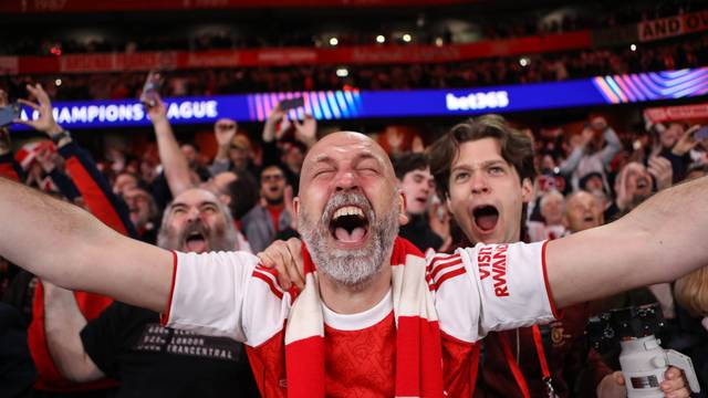 Jubelnde Fußball-Fans.
