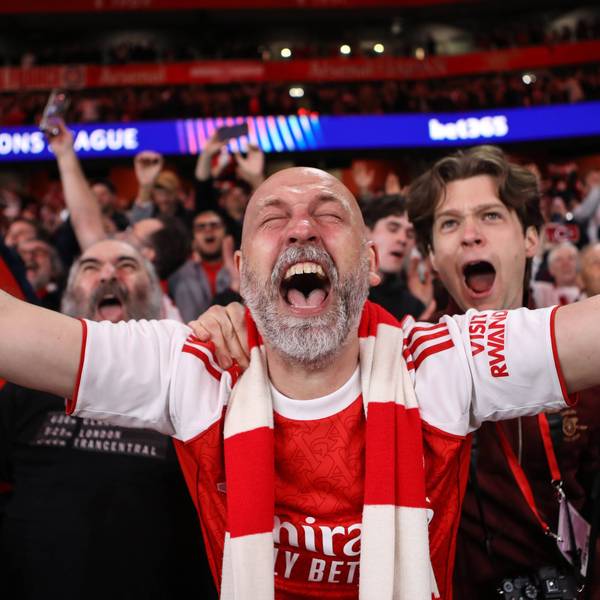 Jubelnde Fußball-Fans.