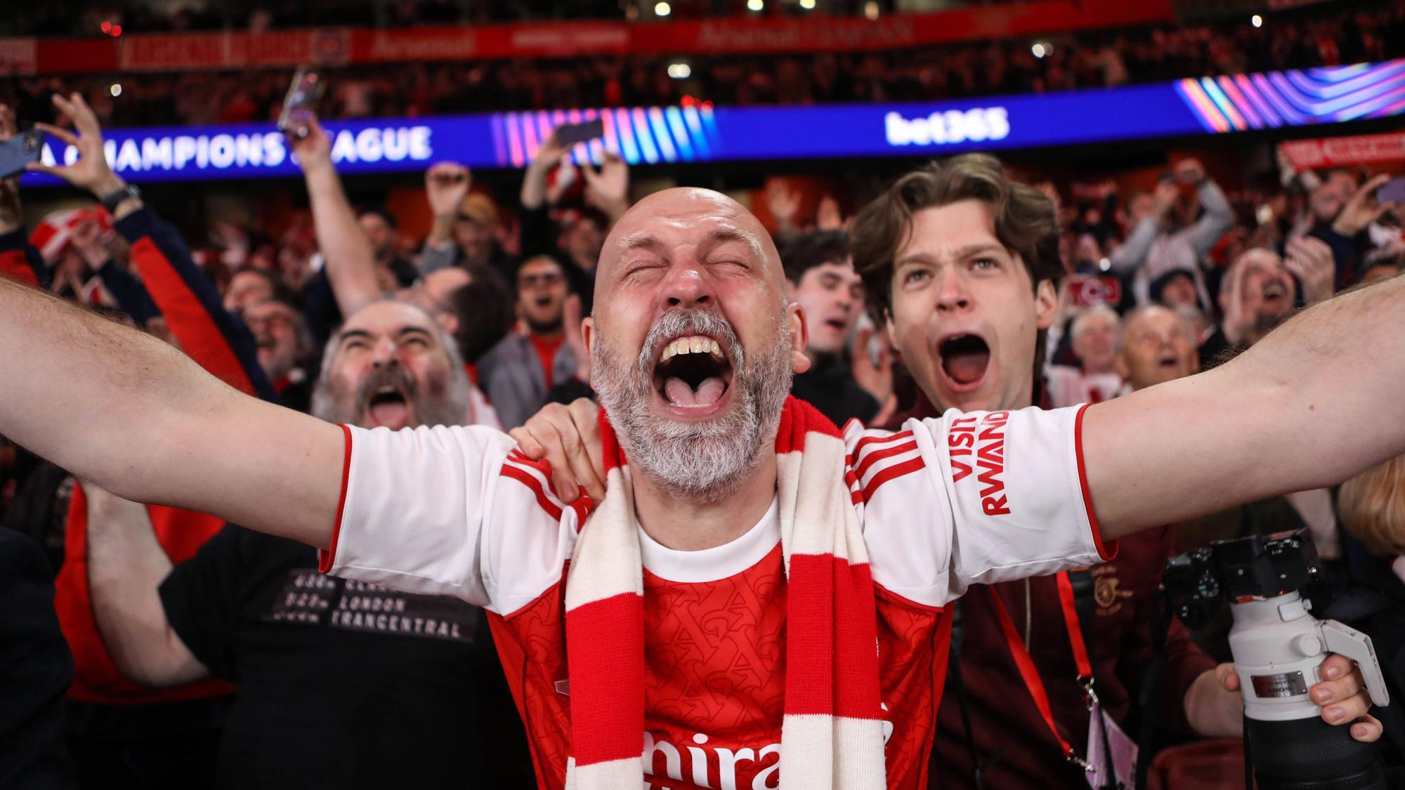 Jubelnde Fußball-Fans.