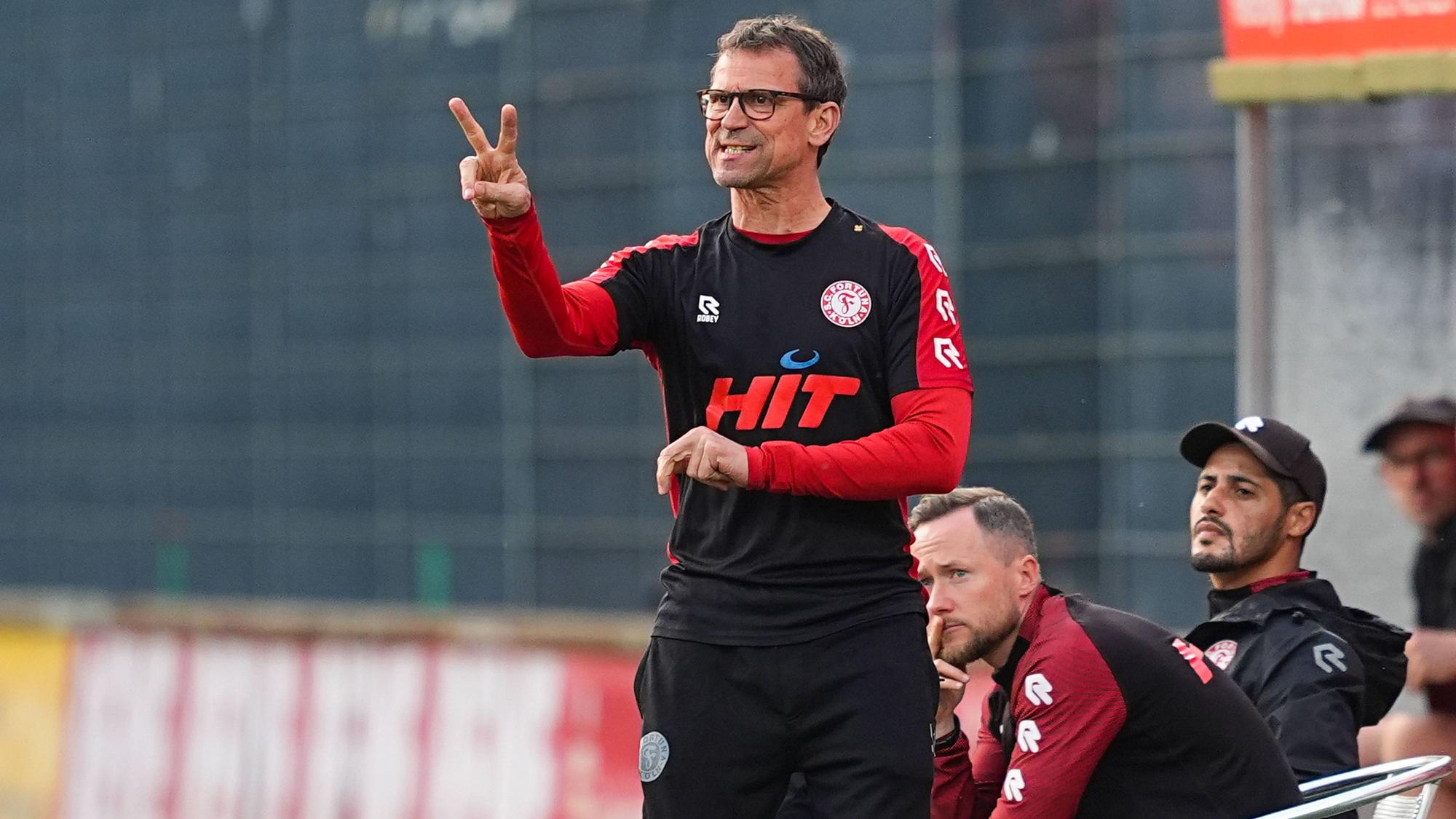 17.04.2026, xydrx, Fußball, Regionalliga Wunest, FC Köln II - SC Fortuna Köln , Saison 2025 2026, Franz-Kremer-Stadion: Matthias Mink Cheftrainer SC Fortuna Köln gestikulierend *** 17 04 2026, xydrx, Football, Regionalliga West, FC Köln II SC Fortuna Köln , Season 2025 2026, Franz Kremer Stadium Matthias Mink Head Coach SC Fortuna Köln gesticulating Copyright: HMBxMedia/YannisxDreimann