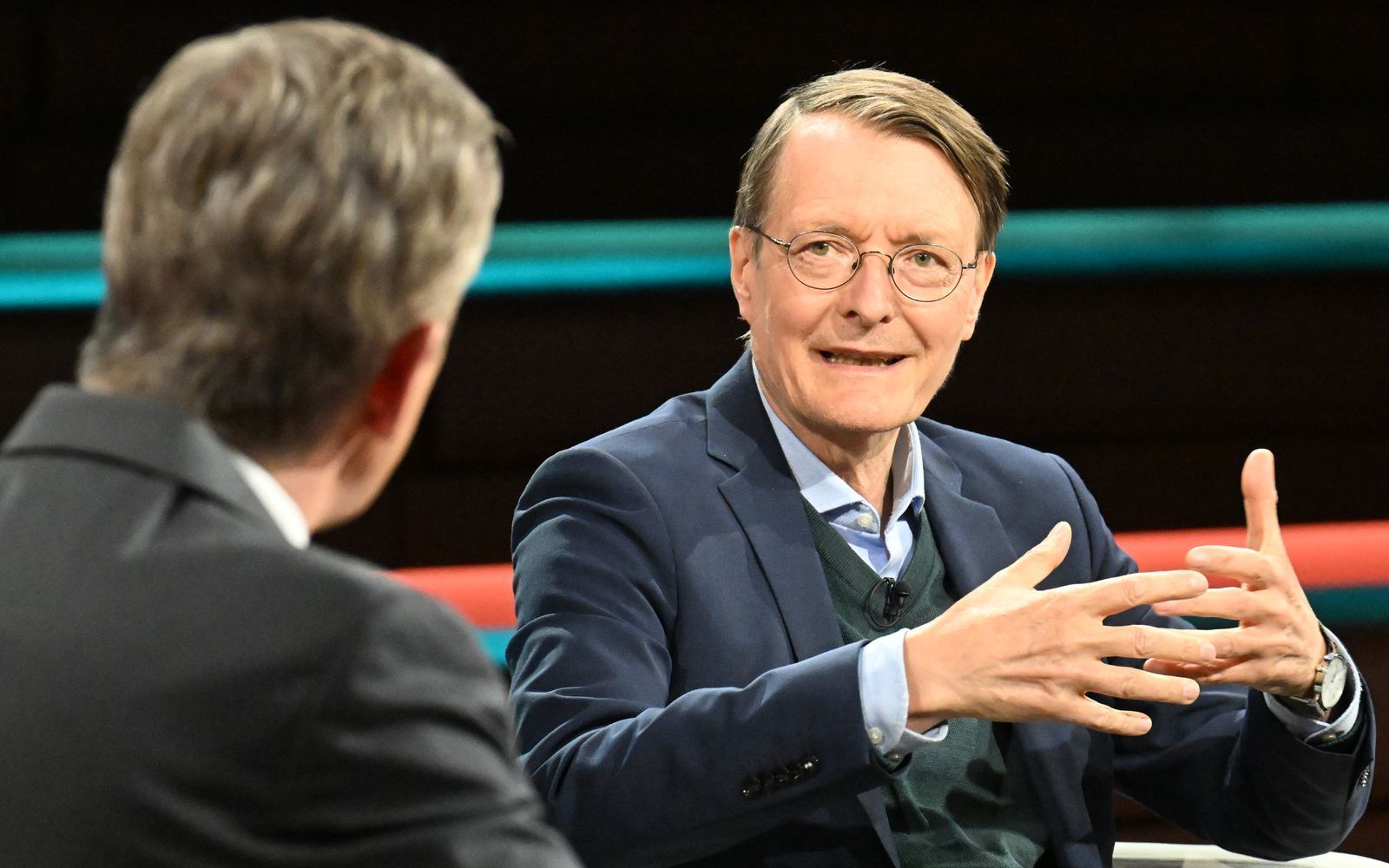 „Ich glaube, er würde es aber auch nicht besser machen“, glaubte Karl Lauterbach (rechts) nicht, dass Markus Söder als Kanzler mehr überzeugen würde als Friedrich Merz. (Bild: ZDF / Cornelia Lehmann)