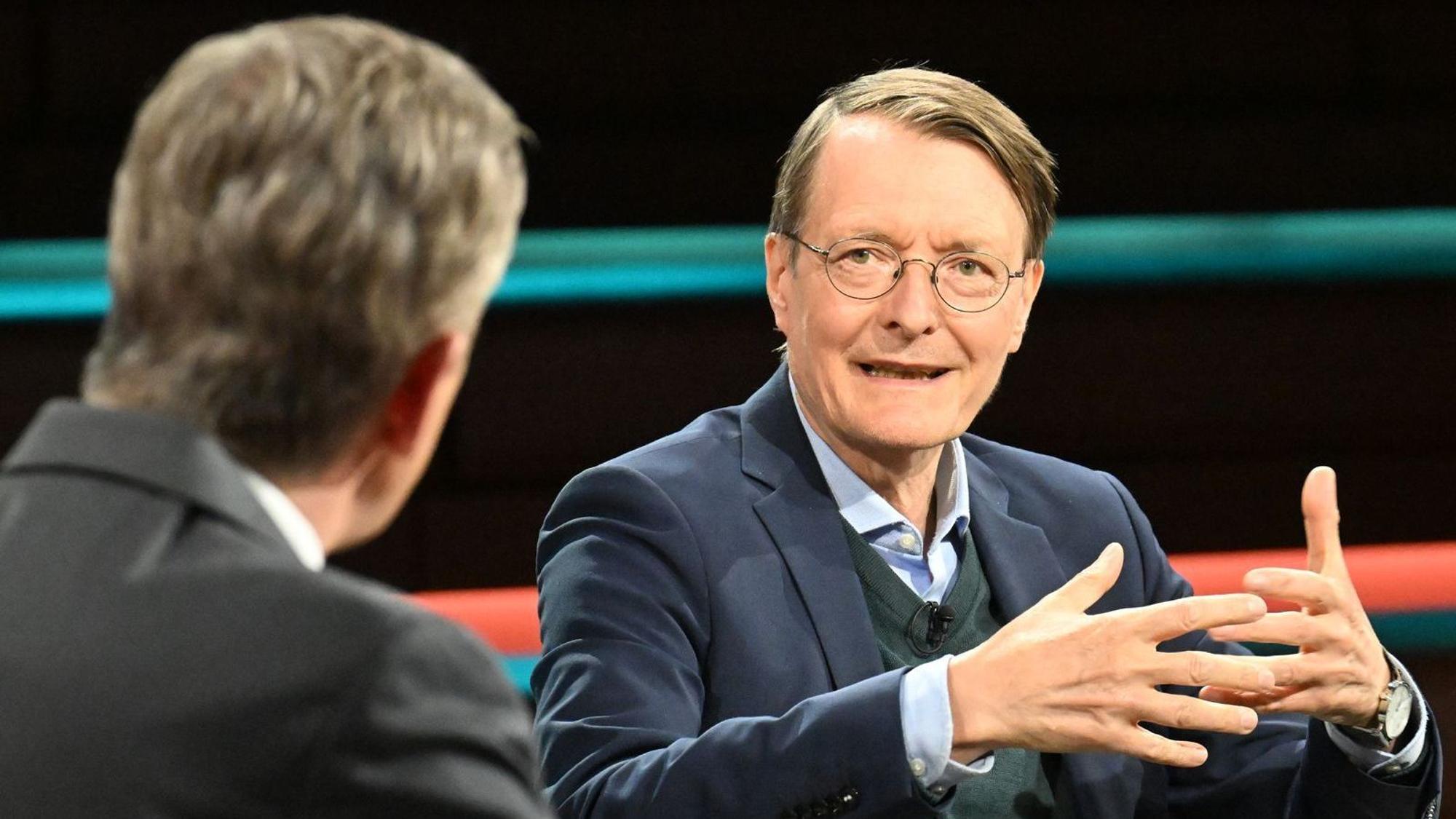 „Ich glaube, er würde es aber auch nicht besser machen“, glaubte Karl Lauterbach (rechts) nicht, dass Markus Söder als Kanzler mehr überzeugen würde als Friedrich Merz. (Bild: ZDF / Cornelia Lehmann)