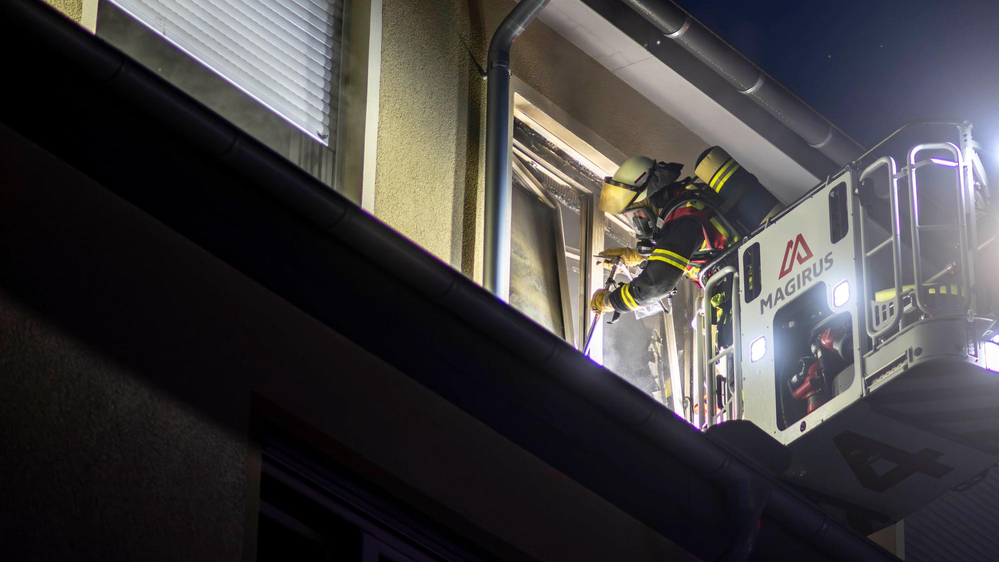 Das Bild zeigt einen Feuerwehrmann während der Löscharbeiten.
