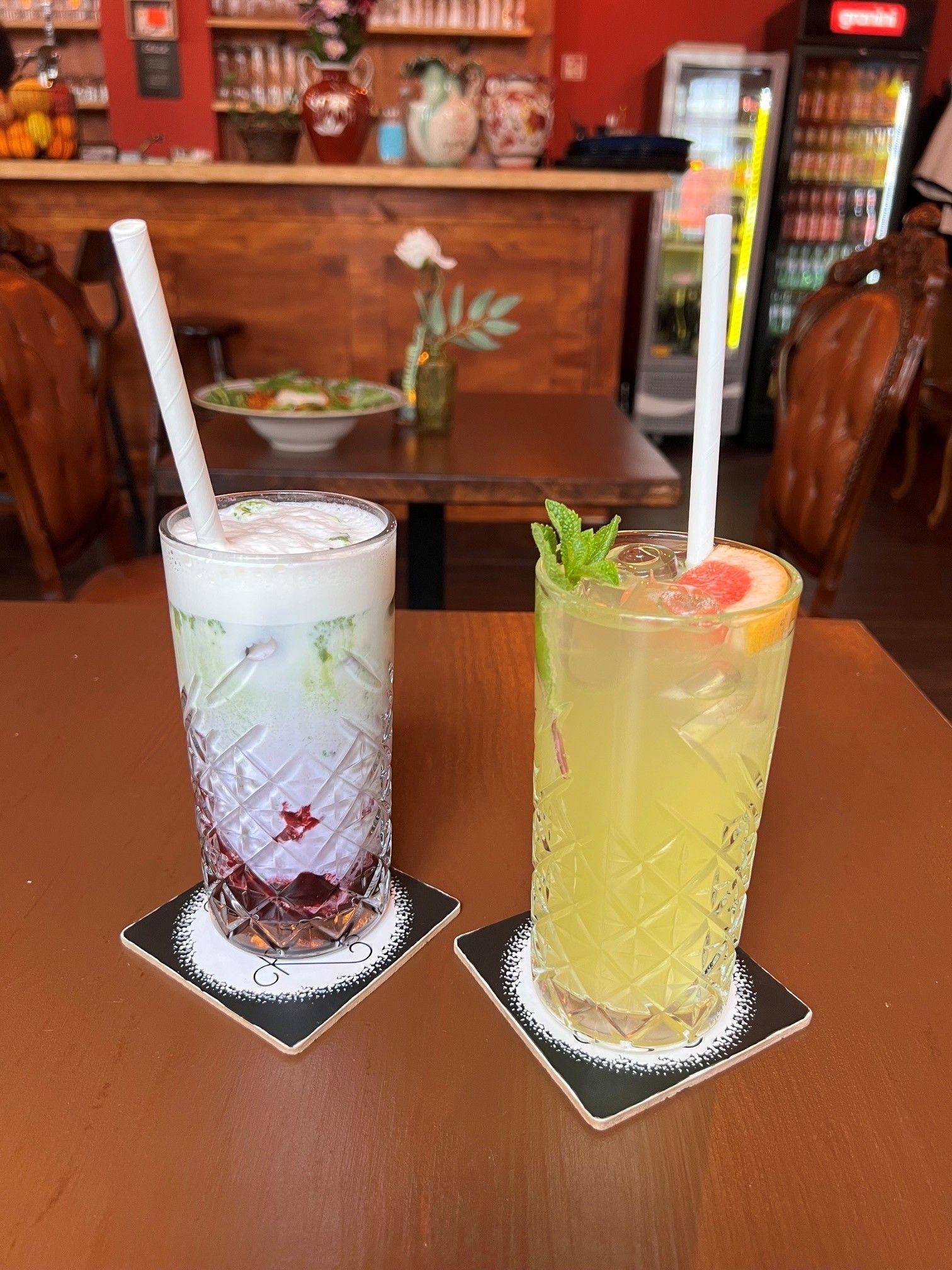 Matcha-Blaubeer-Drink und hausgemachte Limonade