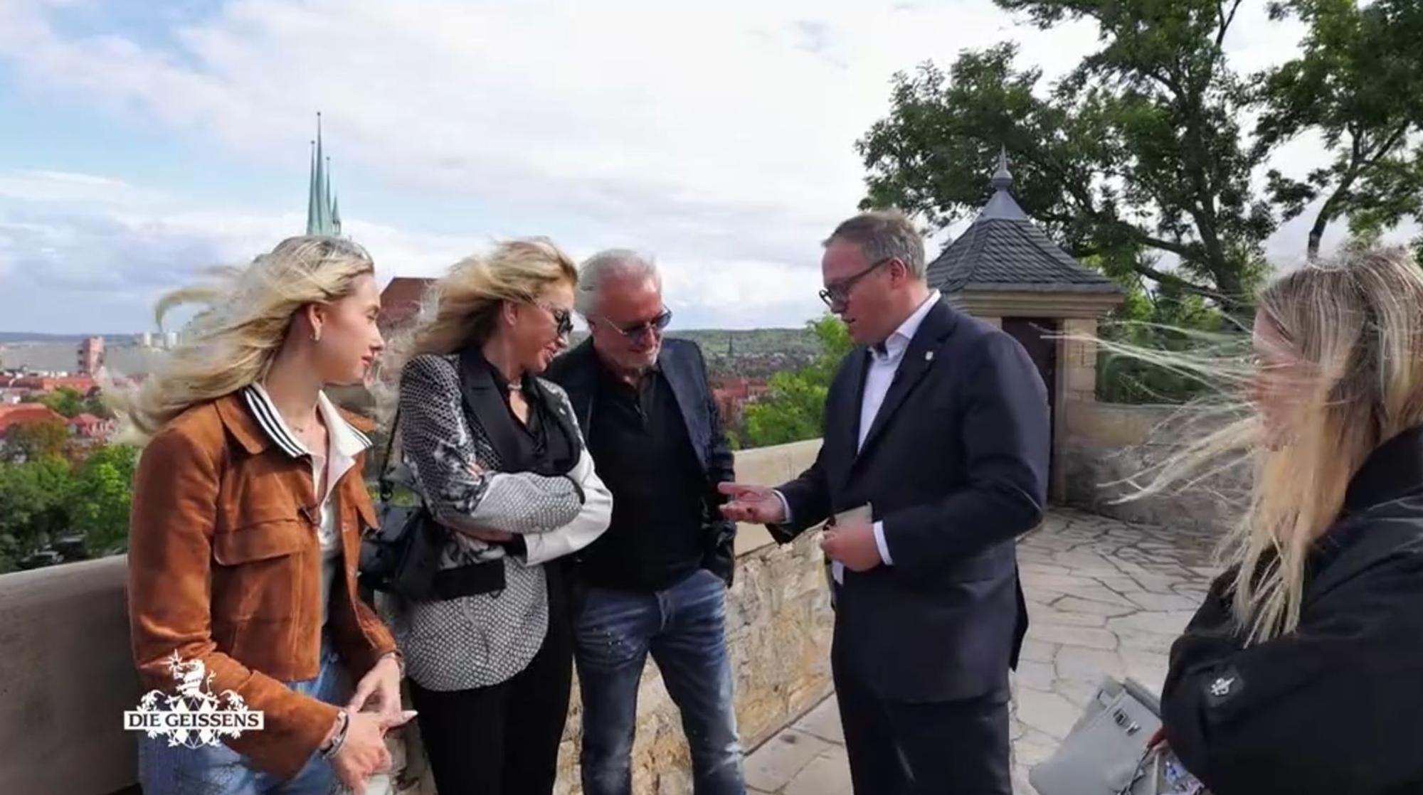 Gemeinsam mit Ministerpräsident Mario Voigt bringen die Geissens ein grünes Herzschloss in Erfurt an. (Bild: RTLZWEI)