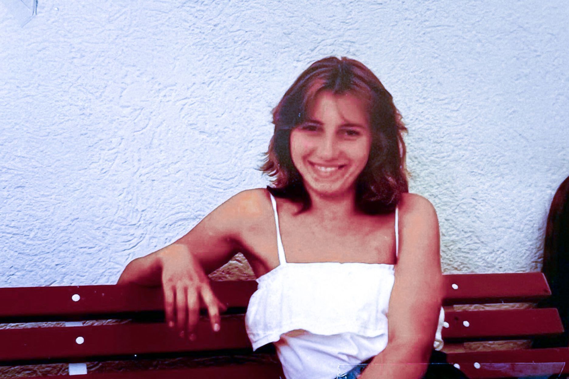 Das undatierte Handout der Kriminalpolizei Aschaffenburg für den Cold Case „Maria Köhler“ zeigt das Opfer Maria Köhler auf einer Bank.