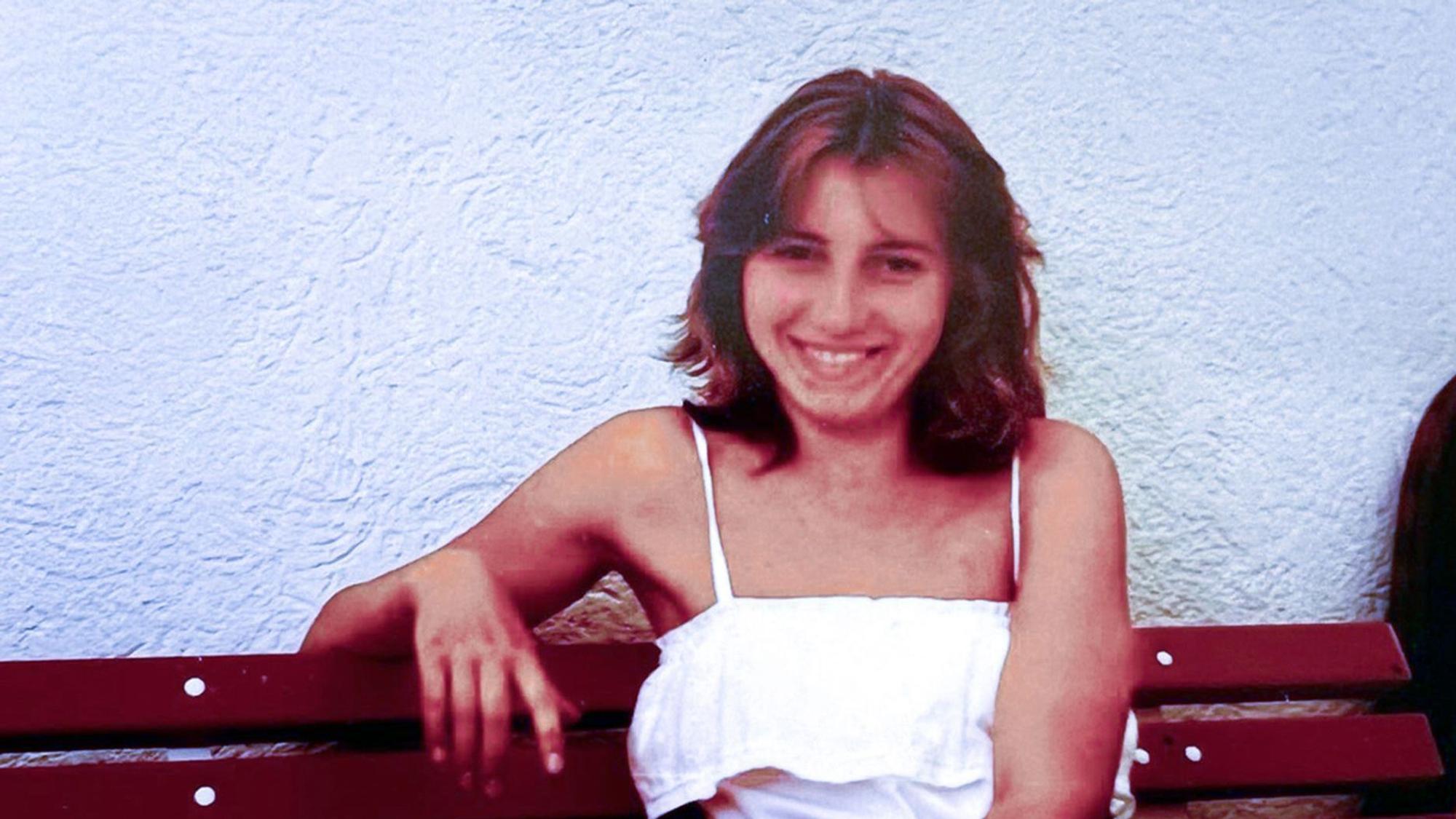 Das undatierte Handout der Kriminalpolizei Aschaffenburg für den Cold Case „Maria Köhler“ zeigt das Opfer Maria Köhler auf einer Bank.