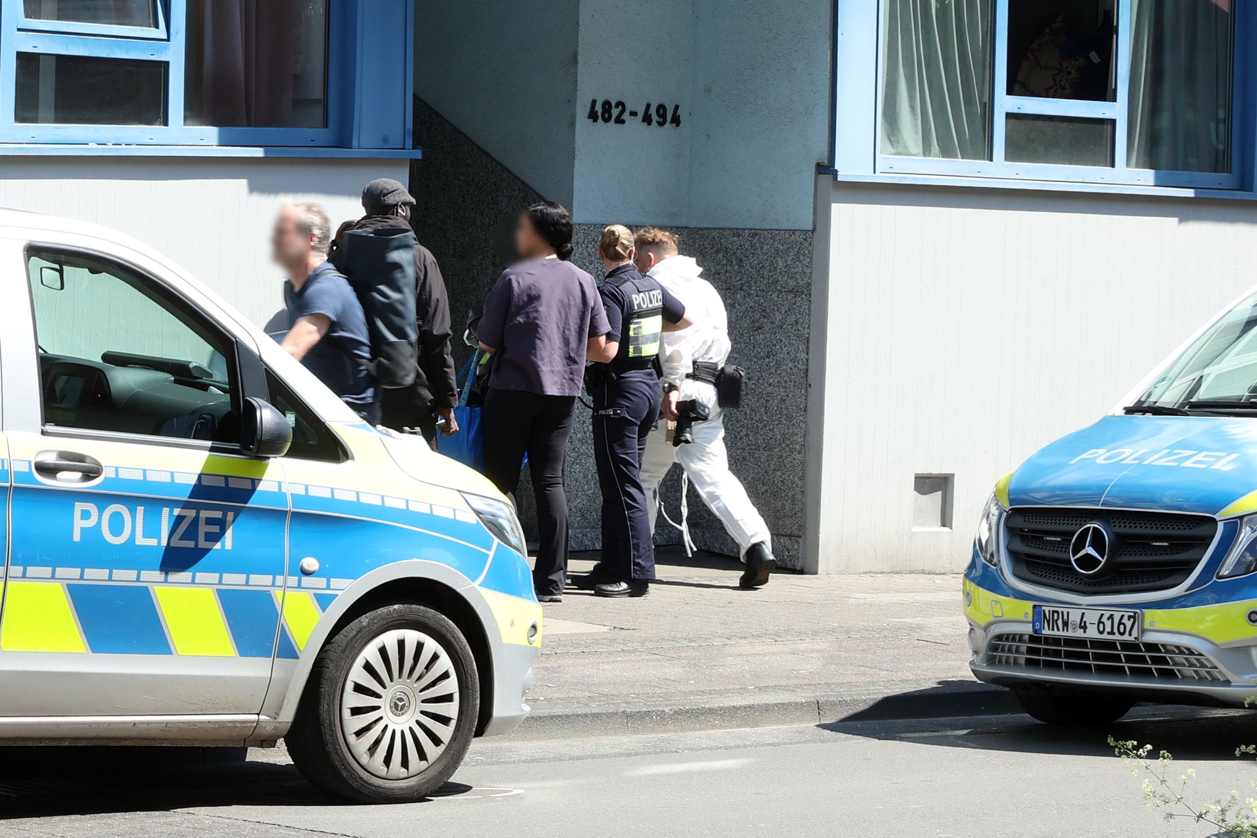 Polizei und Spurensicherung vor dem Mehrfamilienhaus in Köln-Ehrenfeld.