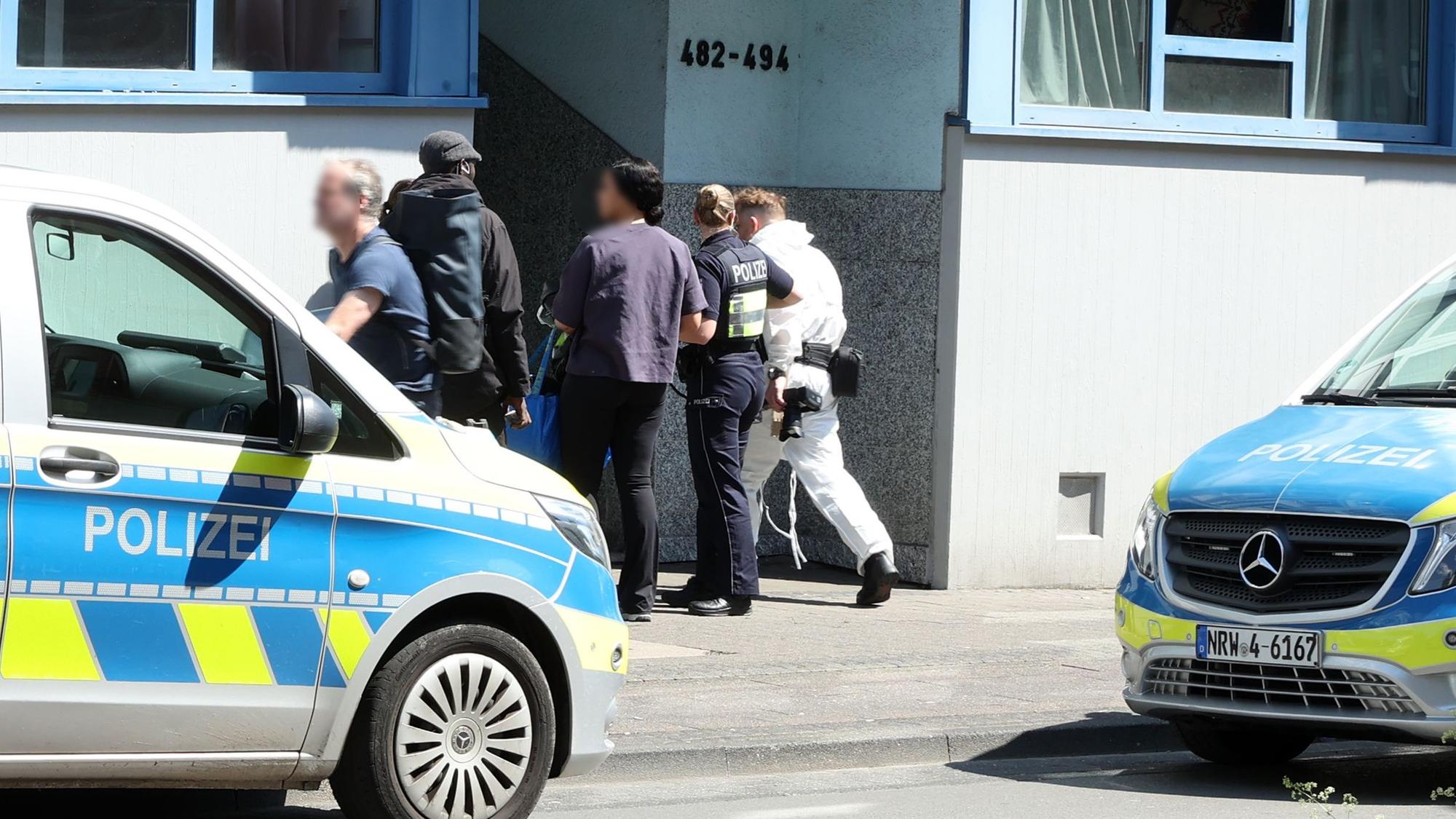 Polizei und Spurensicherung vor dem Mehrfamilienhaus in Köln-Ehrenfeld.