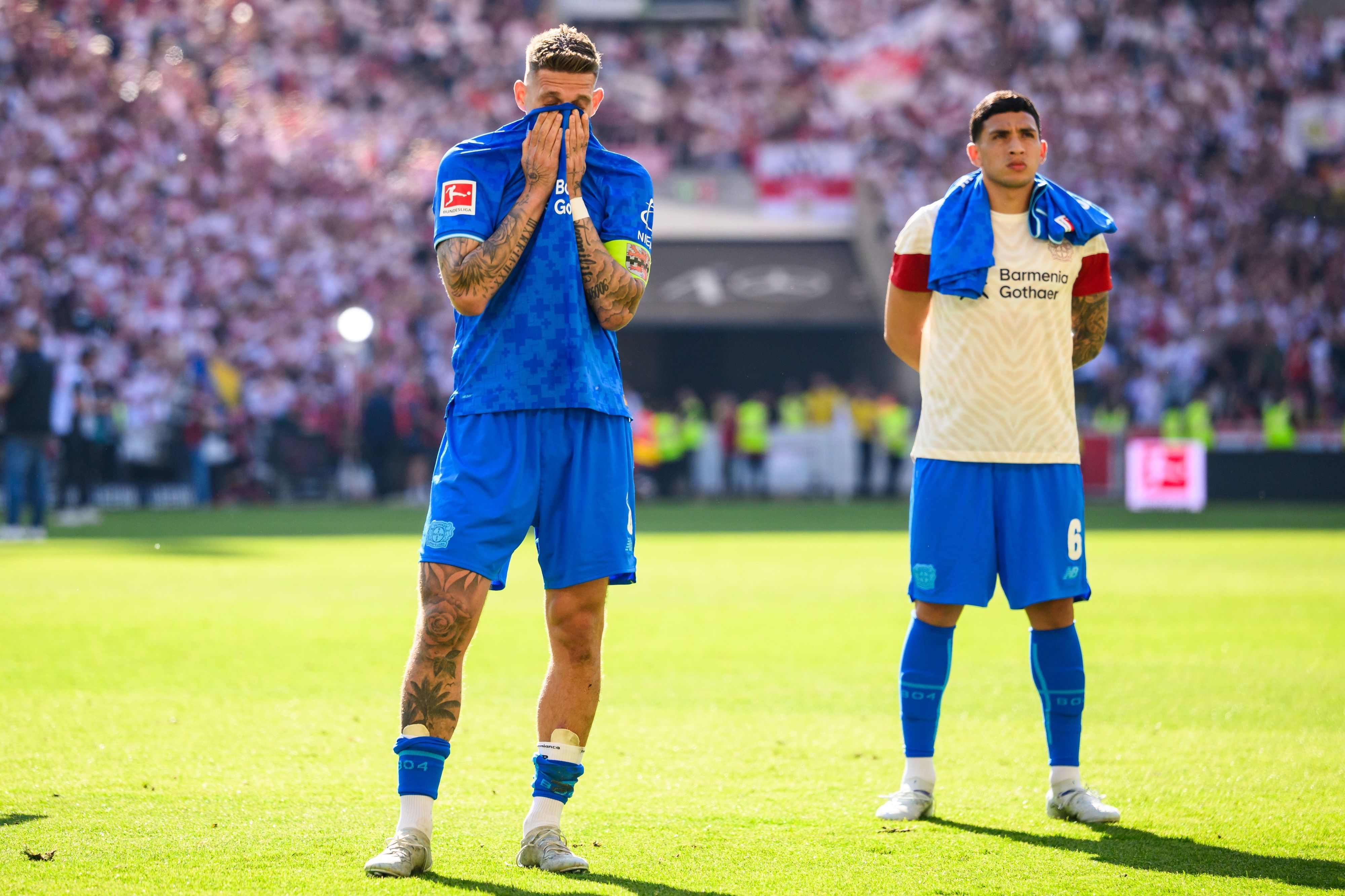 09.05.2026, Baden-Württemberg, Stuttgart: Fußball, Männer, Bundesliga, VfB Stuttgart - Bayer 04 Leverkusen, 33. Spieltag, MHPArena. Robert Andrich (Bayer Leverkusen) reagiert nach dem Spiel unzufrieden neben Leverkusens Ezequiel Fernandez. Das Spiel endete 3:1. Foto: Tom Weller/dpa - WICHTIGER HINWEIS: Gemäß den Vorgaben der DFL Deutsche Fußball Liga bzw. des DFB Deutscher Fußball-Bund ist es untersagt, in dem Stadion und/oder vom Spiel angefertigte Fotoaufnahmen in Form von Sequenzbildern und/oder videoähnlichen Fotostrecken zu verwerten bzw. verwerten zu lassen. +++ dpa-Bildfunk +++