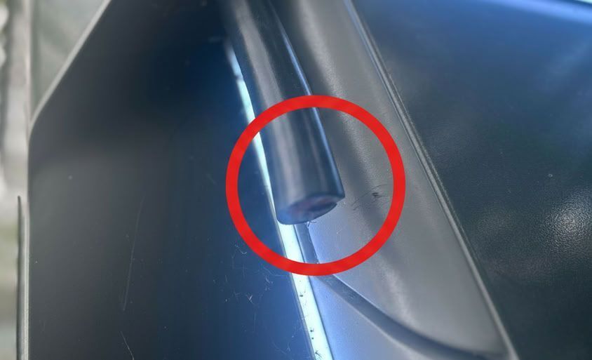 Ein abgeschnittenes Kabel einer Ladesäule in Köln-Zollstock