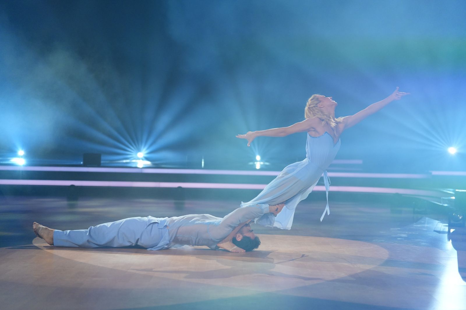 Jan Kittmann tanzt mit Kathrin Menzinger auch für seine Tochter und zeigt, wie frei er sich mittlerweile auf dem Parkett fühlt.  (Bild: RTL / Stefan Gregorowius)
