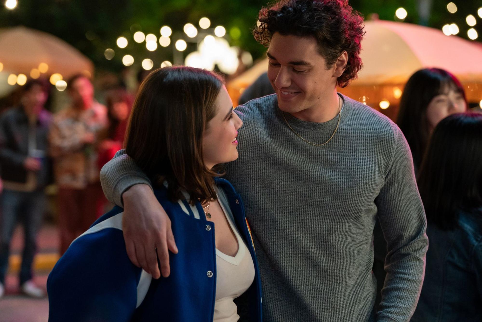 Topstudentin Hannah (Ella Bright) und Eishockey-Kapitän Garrett (Belmont Cameli) haben nichts gemeinsam. Doch dann braucht er in „Off Campus“ bessere Noten - und sie Nachhilfe in Sachen Liebe... (Bild: Amazon Content Services LLC)