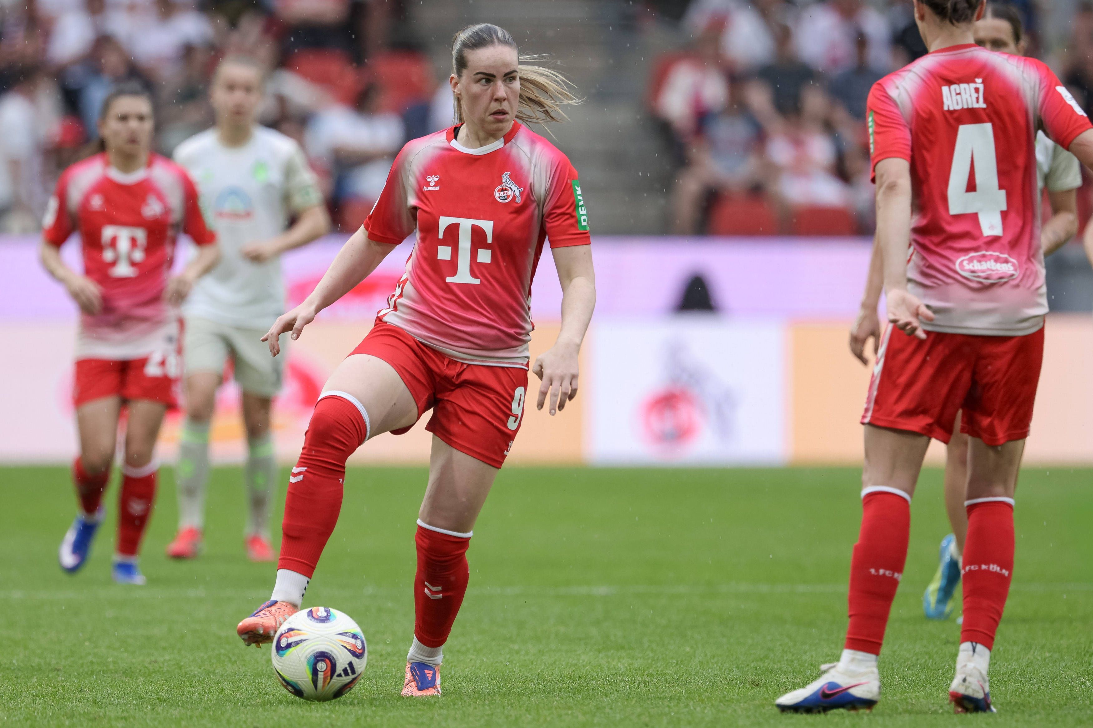 Adriana Achcinska 1. FC Köln, 9 am Ball, Einzelbild, Ganzkörper, Aktion, Action, Spielszene, DIE DFB-RICHTLINIEN UNTERSAGEN JEGLICHE NUTZUNG VON FOTOS ALS SEQUENZBILDER UND/ODER VIDEOÄHNLICHE FOTOSTRECKEN. DFB REGULATIONS PROHIBIT ANY USE OF PHOTOGRAPHS AS IMAGE SEQUENCES AND/OR QUASI-VIDEO., 02.05.2026, Köln Deutschland, Fussball, Google Pixel Frauen-Bundesliga, 1. FC Köln - SV Werder Bremen *** Adriana Achcinska 1 FC Köln, 9 on the ball, single image, full body, action, action, match scene, THE DFB GUIDELINES PROHIBIT ANY USE OF PHOTOGRAPHS AS IMAGE SEQUENCES AND OR QUASI VIDEO DFB REGULATIONS PROHIBIT ANY USE OF PHOTOGRAPHS AS IMAGE SEQUENCES AND OR QUASI VIDEO , 02 05 2026, Cologne Germany , Soccer, Google Pixel Womens Bundesliga, 1 FC Köln SV Werder Bremen xobx