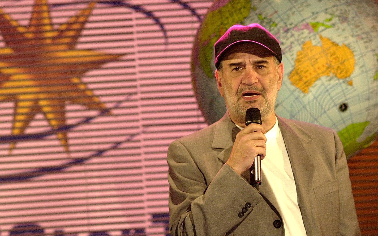 Drafi Deutscher erklärt den Erfolg von „Marmor, Stein“ mit dem an die Musik der Beatles angelehnten musikalischen Stil. 
 (Bild: Goldstar TV / Thomas Schumann)