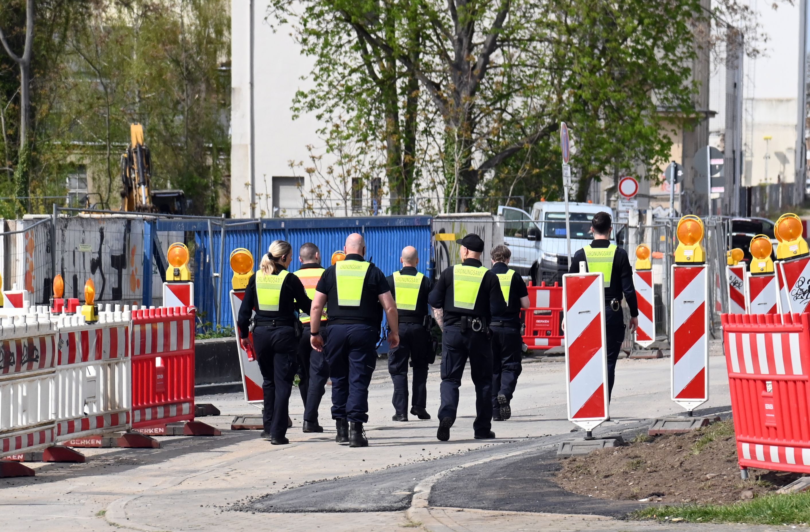 Mitarbeiter des Ordnungsamtes bei einer Evakuierungsmaßnahme (Archivfoto). Am Montag wird in Lindenthal ein Blindgänger entschärft.