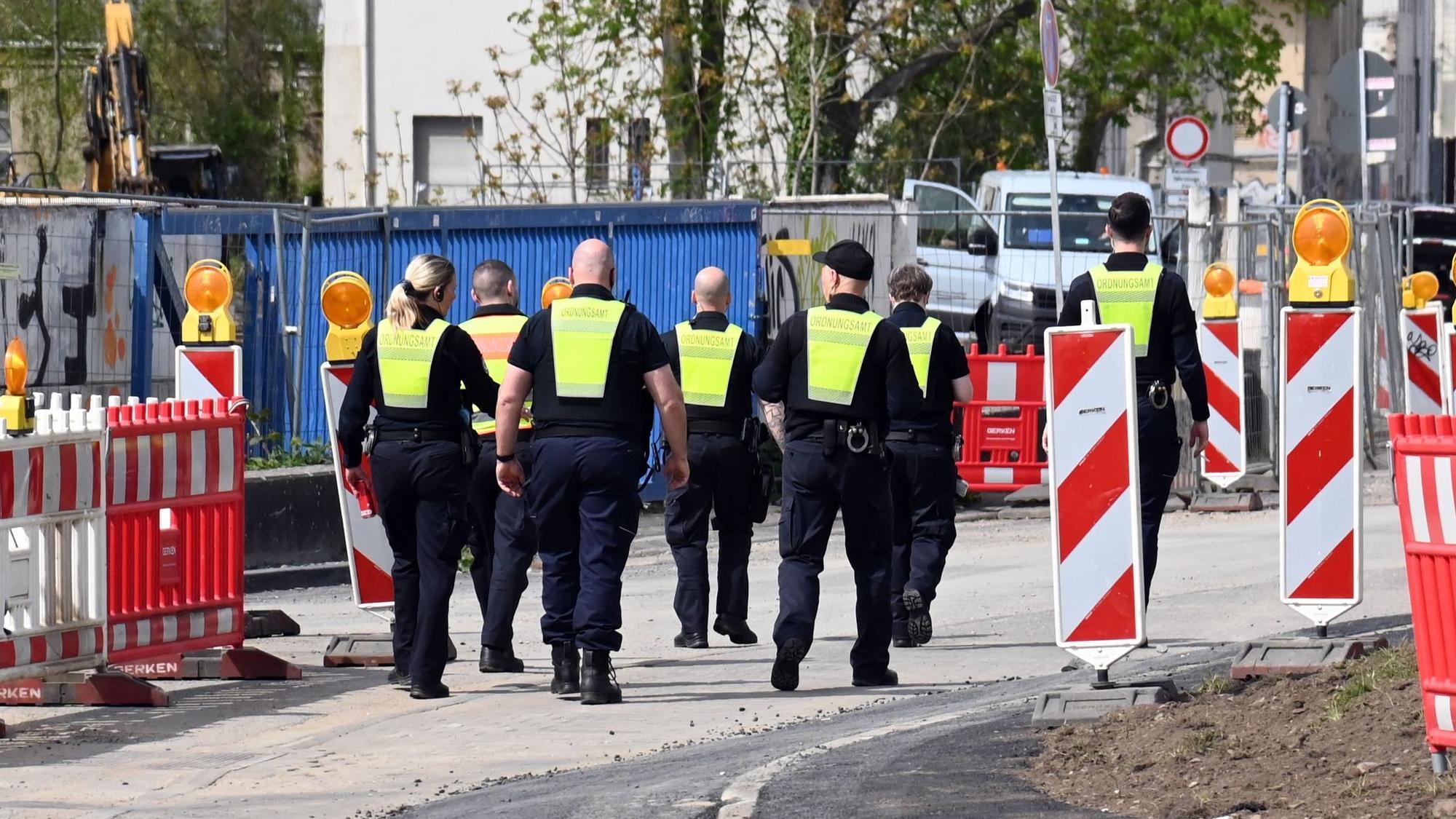 Mitarbeiter des Ordnungsamtes bei einer Evakuierungsmaßnahme (Archivfoto). Am Montag wird in Lindenthal ein Blindgänger entschärft.