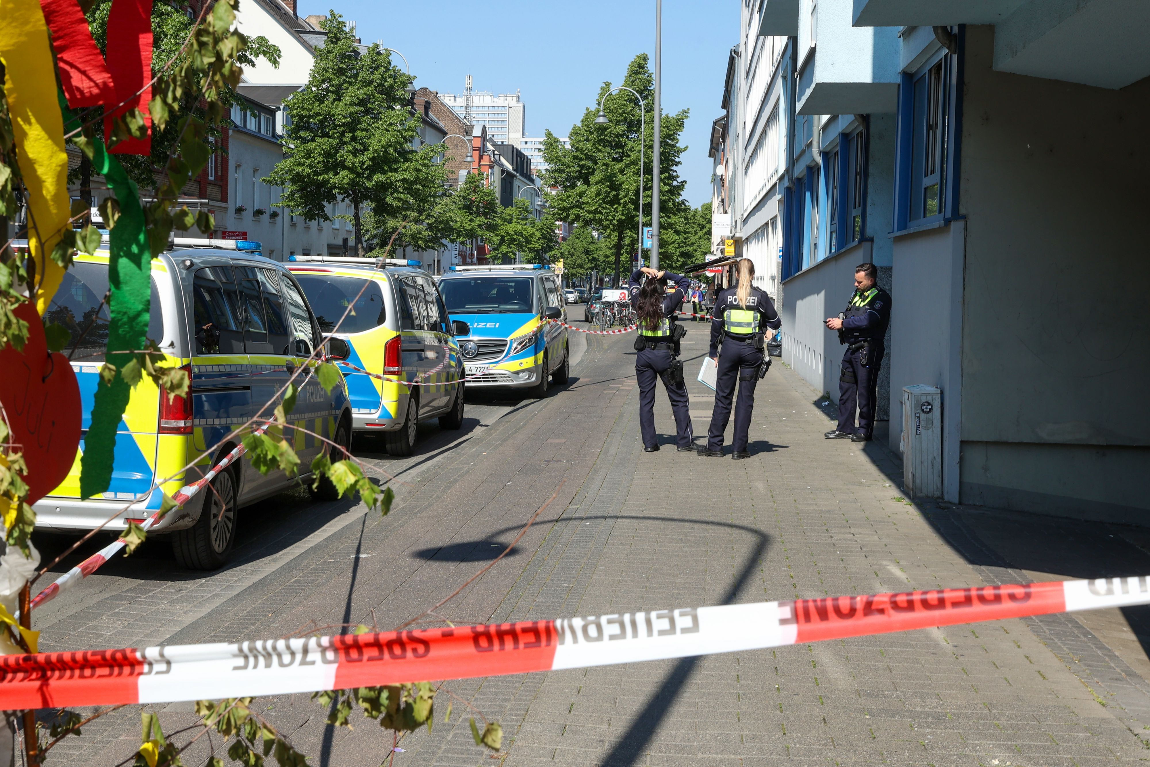 Die Polizei am Einsatzort in Köln-Ehrenfeld.