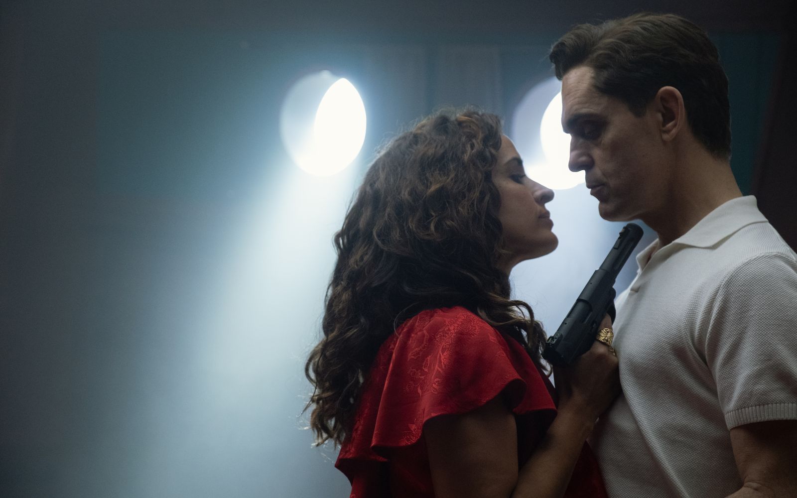 In „Berlin und die Dame mit dem Hermelin“ wird nicht nur Candela (Inma Cuesta) für Berlin (Pedro Alonso) zur Gefahr.  (Bild: Felipe Hernández/Netflix © 2025)