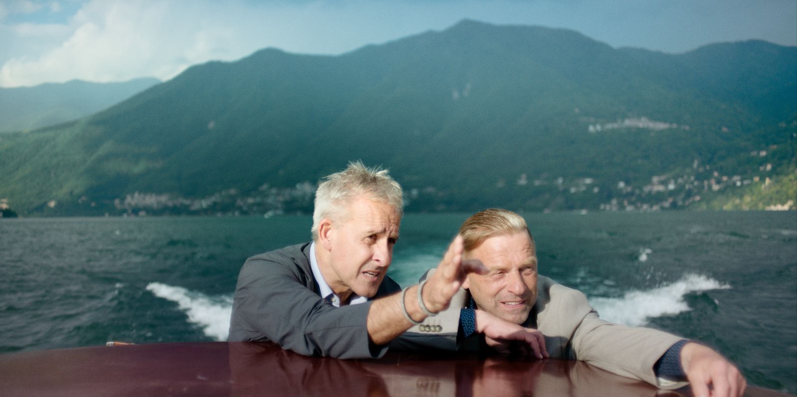 Für die Dokumentation „Ein Sommer in Italien“ unternahmen Pierre Littbarski (links) und Icke Häßler (rechts) einen Ausflug auf dem Comer See. Damals war es vor allem Lothar Matthäus, der in Mailand spielte, der in seiner Freizeit per Boot unterwegs war. (Bild: B|14 FILM)