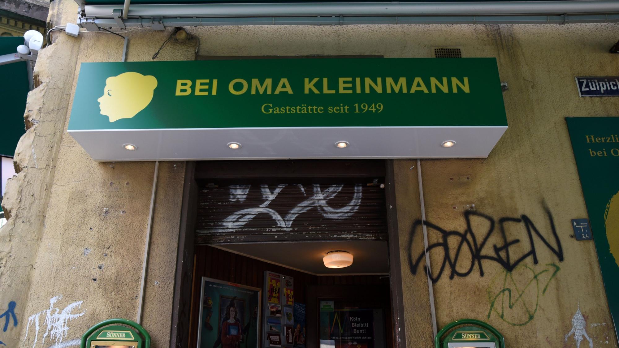 18.08.2020 Köln Maureen Wolf mit Zigeunerschnitzel bei Oma Kleinmann Zülpicher Straße
Foto: Csaba Peter Rakoczy