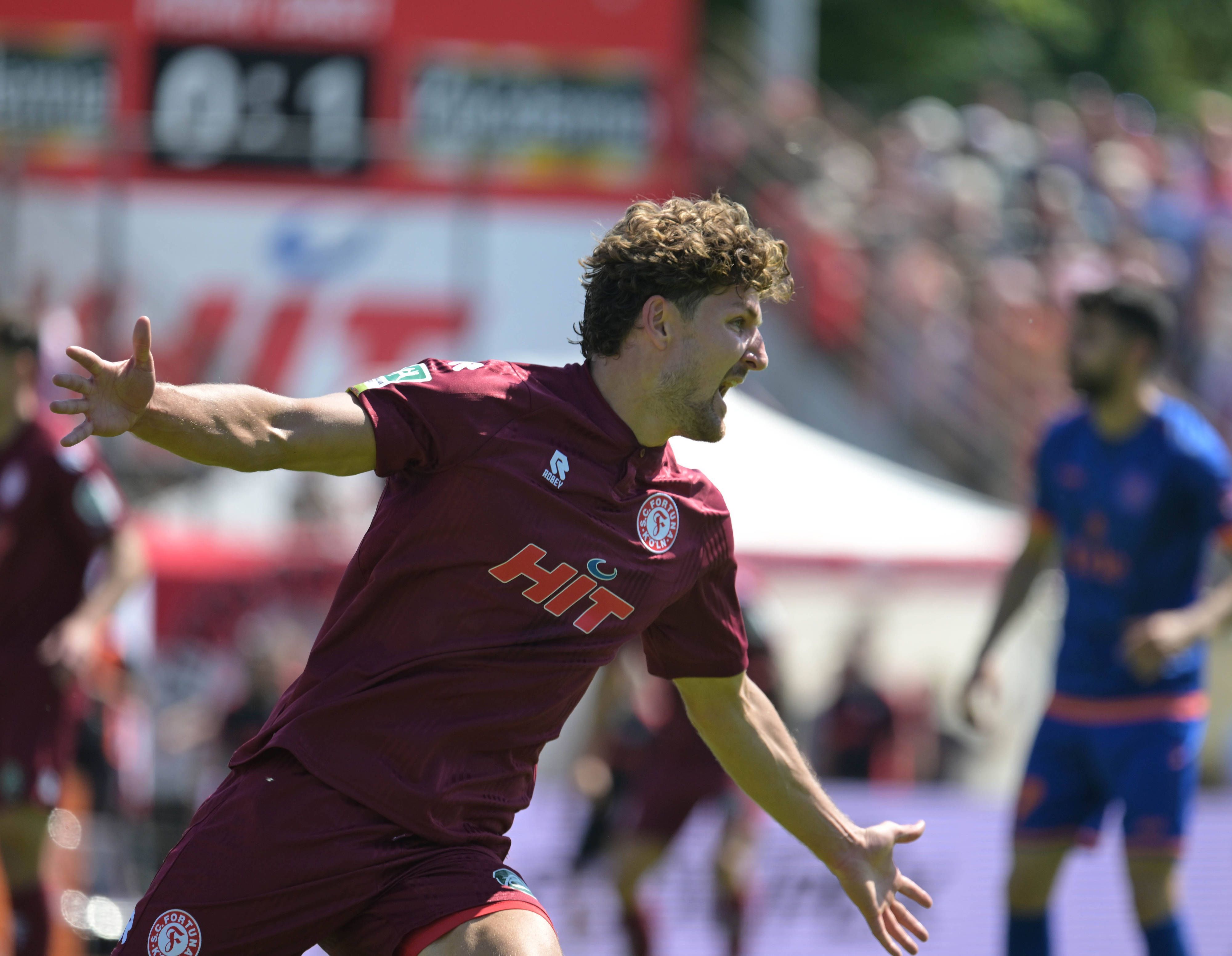 Enzo Wirtz bejubelt seinen Ausgleichstreffer, Fortuna Köln wird nächste Saison wieder in der Dritten Liga spielen.