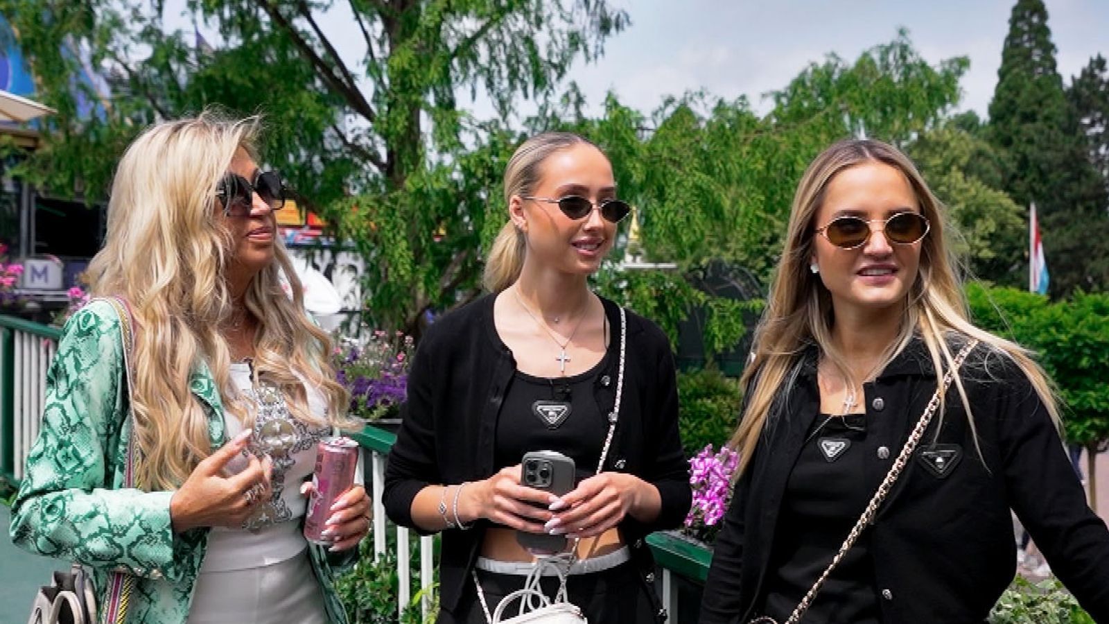 So ein Tag im Freizeitpark kann ganz schön anstregend sein, von links: Carmen, Shania und Davina Geiss. (Bild: RTLZWEI)
